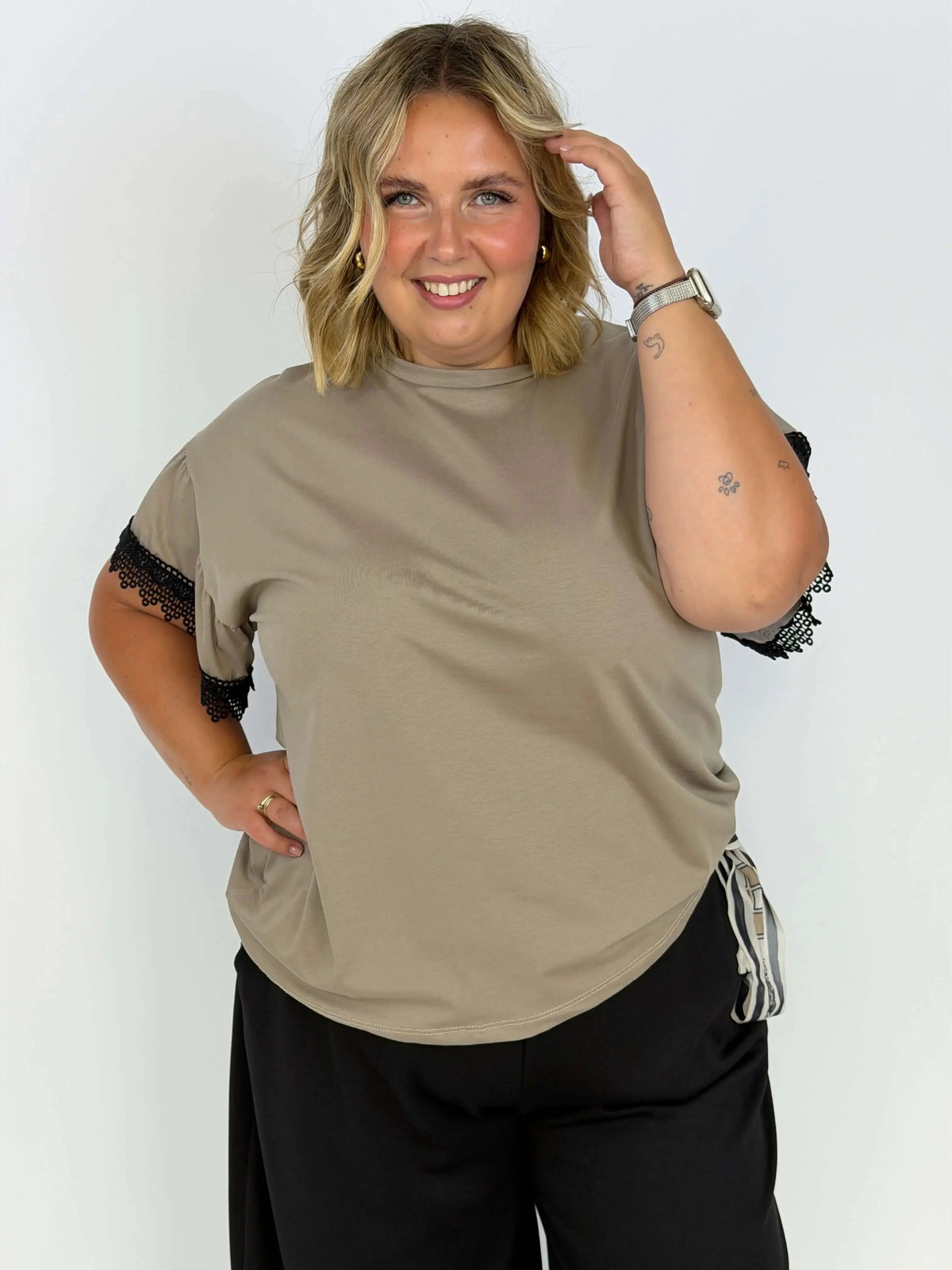 Bluzka Plus Size z koronkowym rękawem – elegancja i wygoda na co dzień Stylowa XL