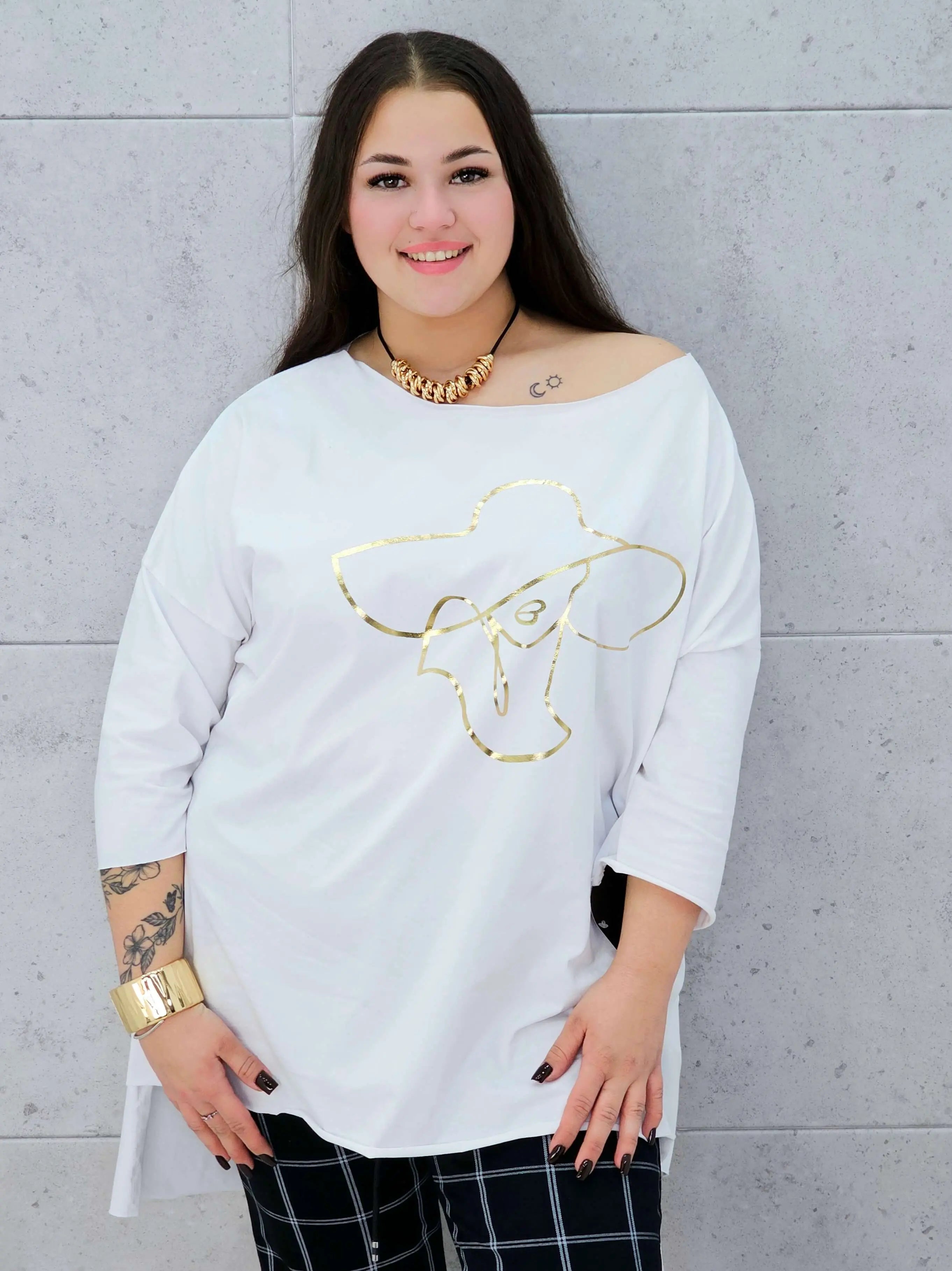 biała bluzka plus size Stylowa XL ze złotym nadrukiem kobiety w kapeluszu – krótsza z przodu