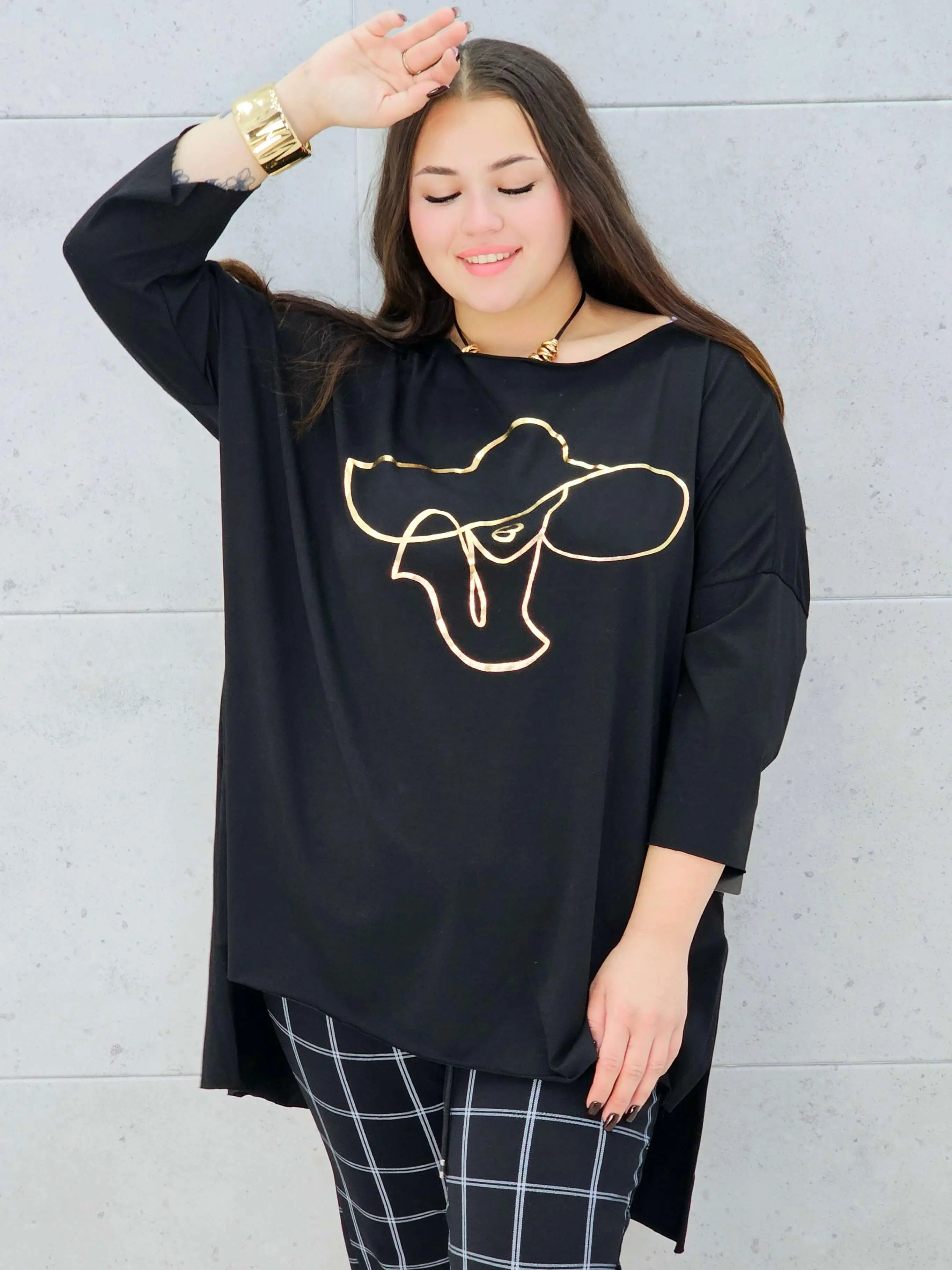 czarna bluzka plus size Stylowa XL ze złotym nadrukiem kobiety w kapeluszu – rękaw