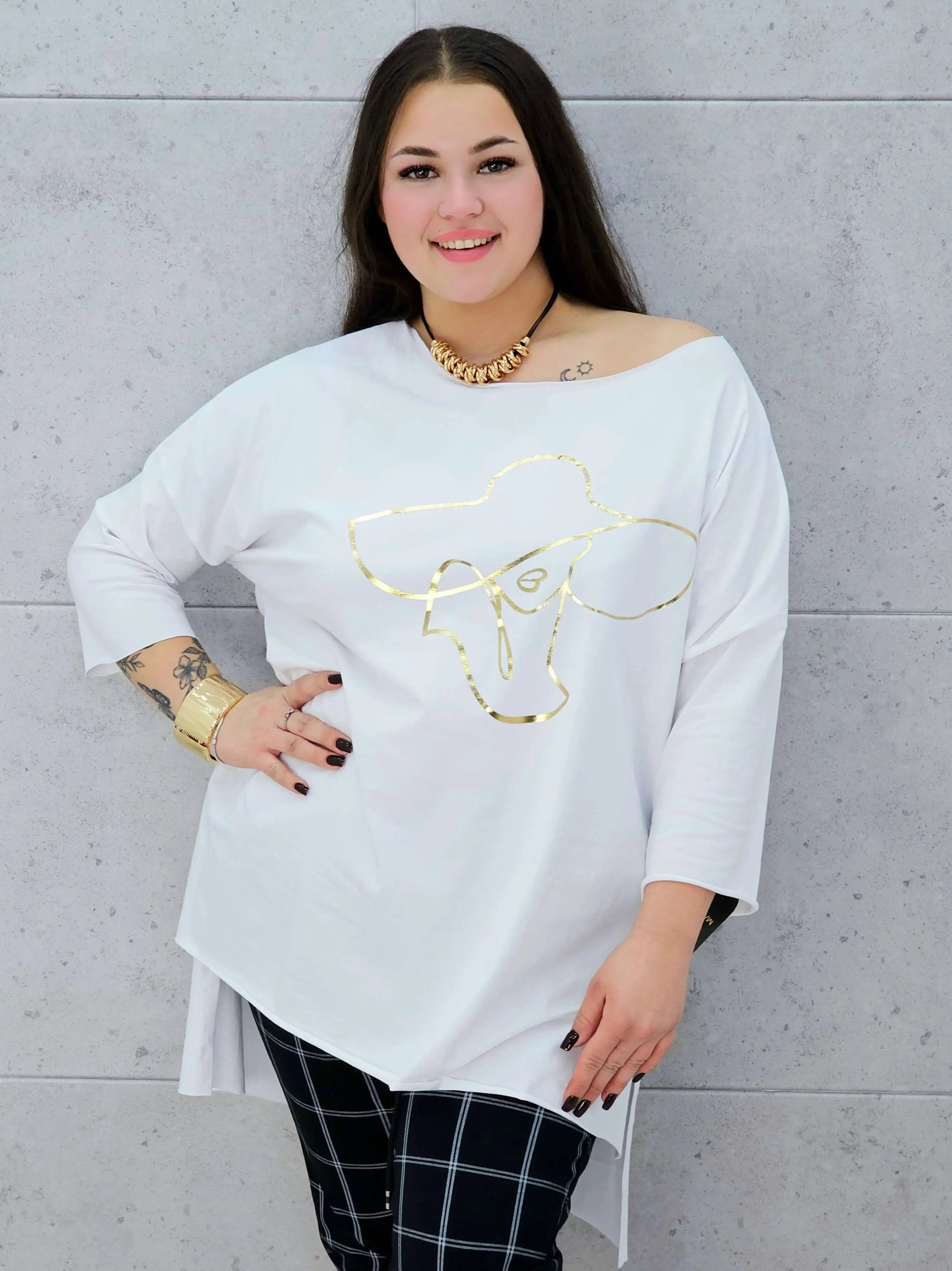 biała bluzka plus size Stylowa XL ze złotym nadrukiem kobiety w kapeluszu –dekolt na okrągło