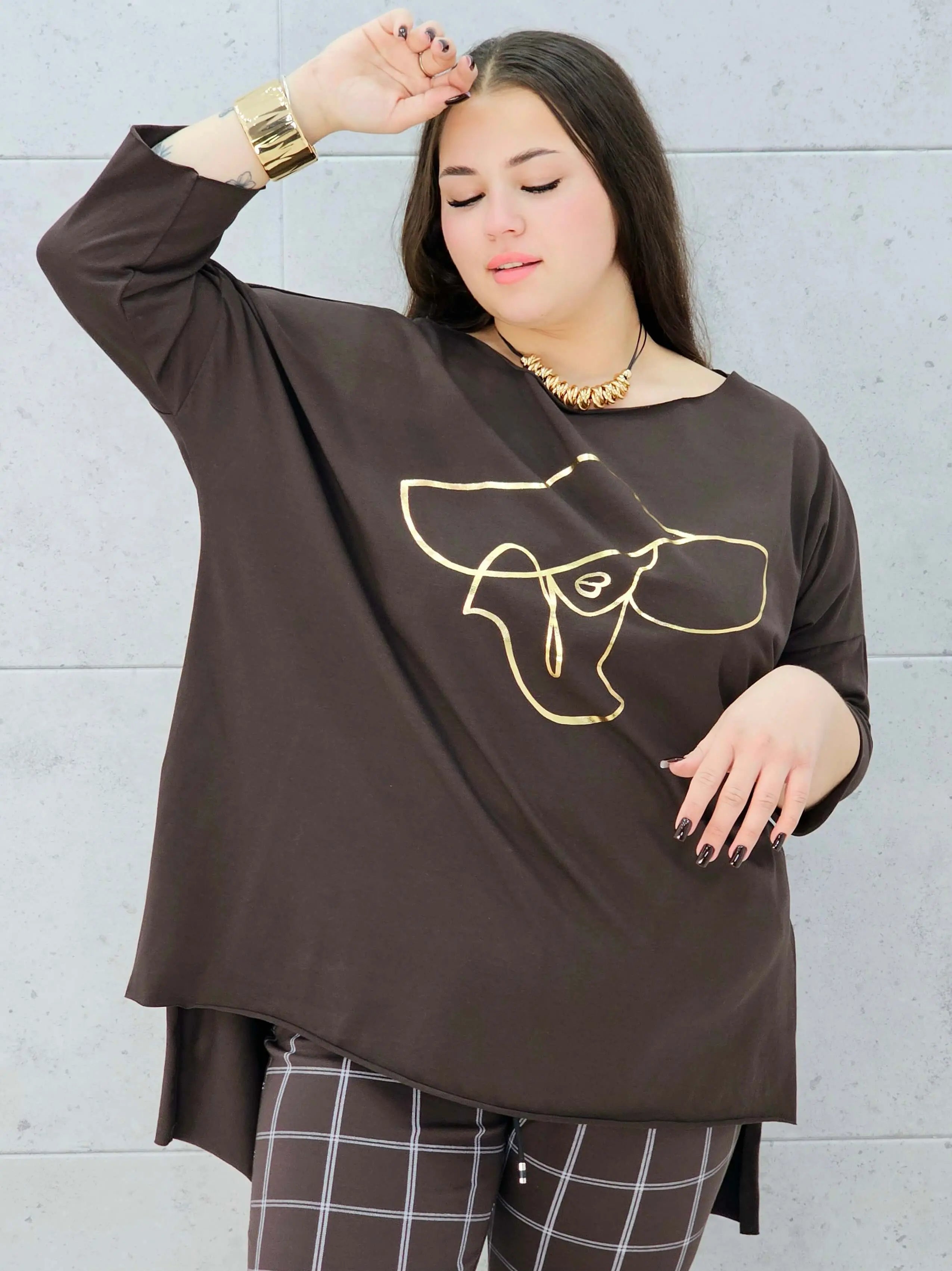 brązowa bluzka plus size Stylowa XL ze złotym nadrukiem kobiety w kapeluszu –bawełniana