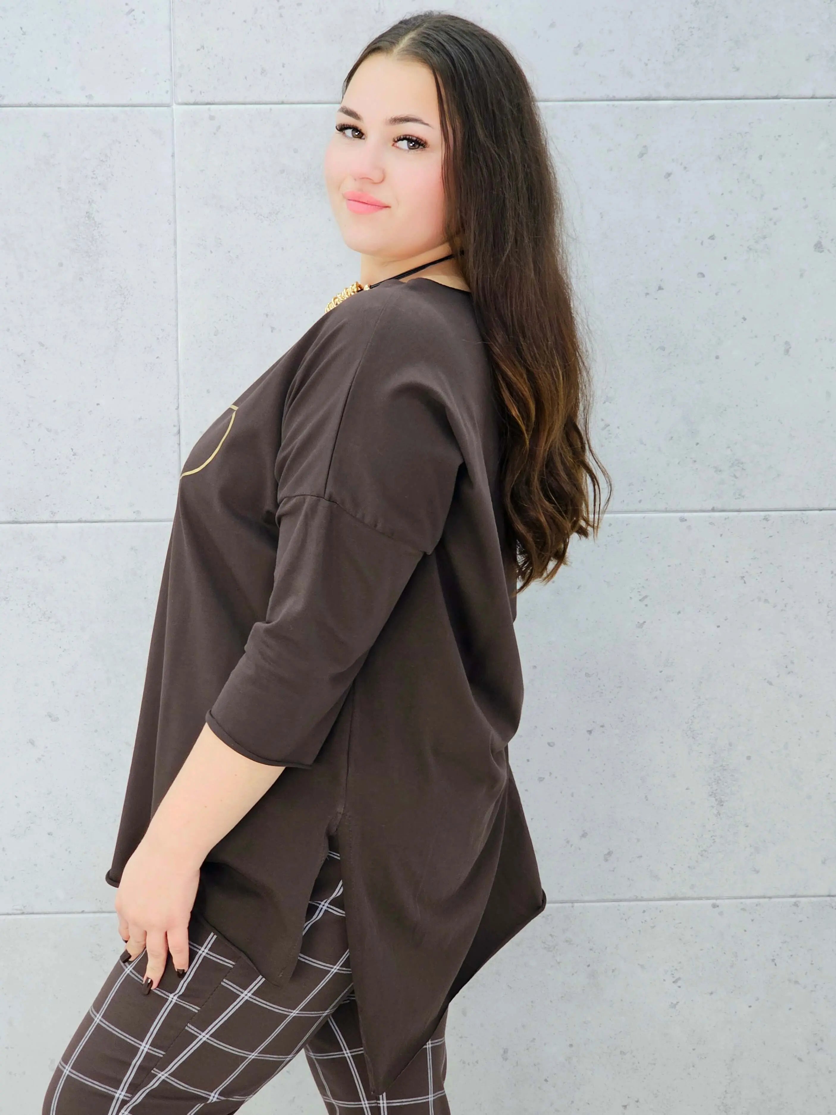 brązowa bluzka plus size Stylowa XL ze złotym nadrukiem kobiety w kapeluszu – bok