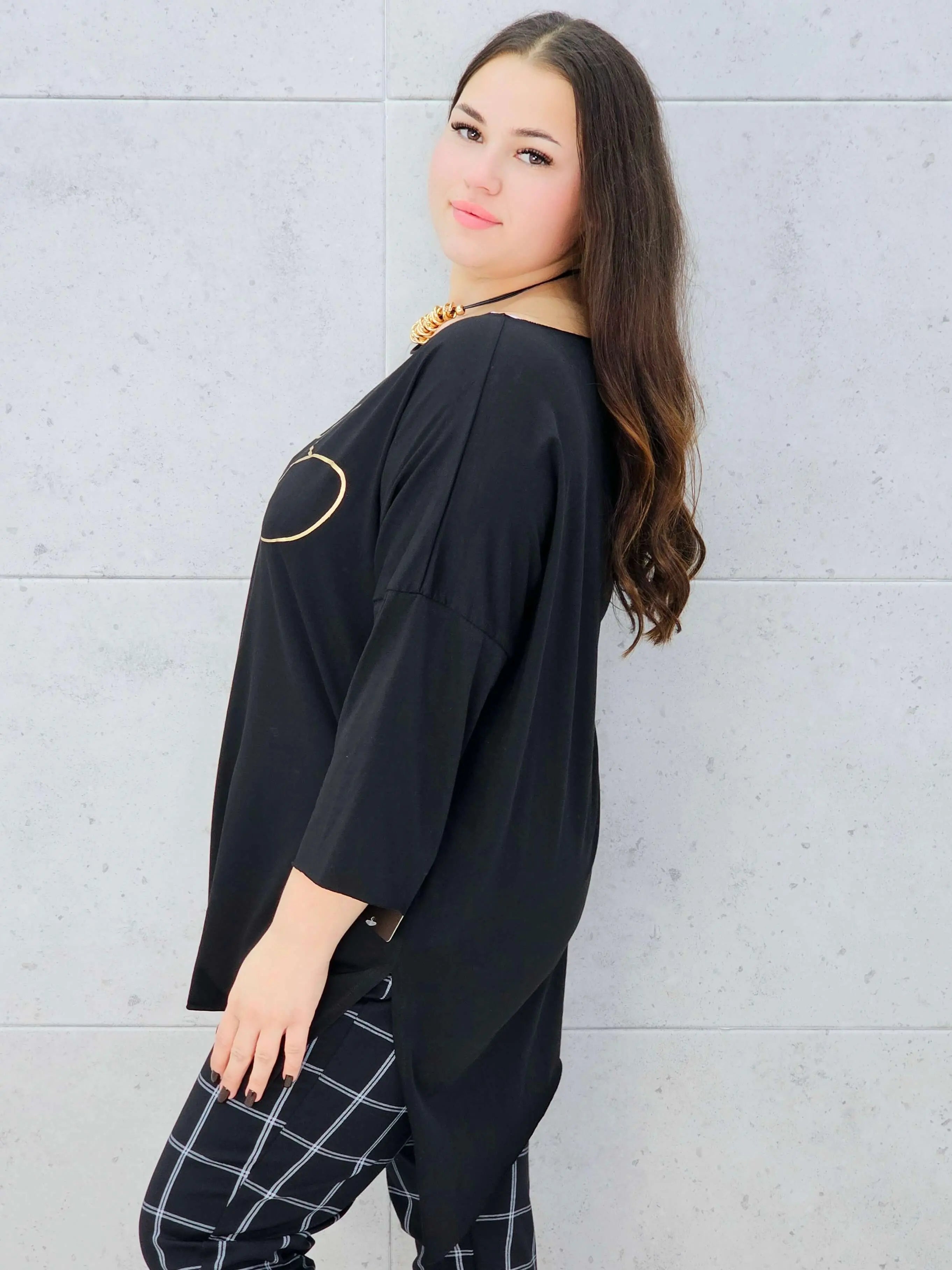 czarna bluzka plus size Stylowa XL ze złotym nadrukiem kobiety w kapeluszu – bok