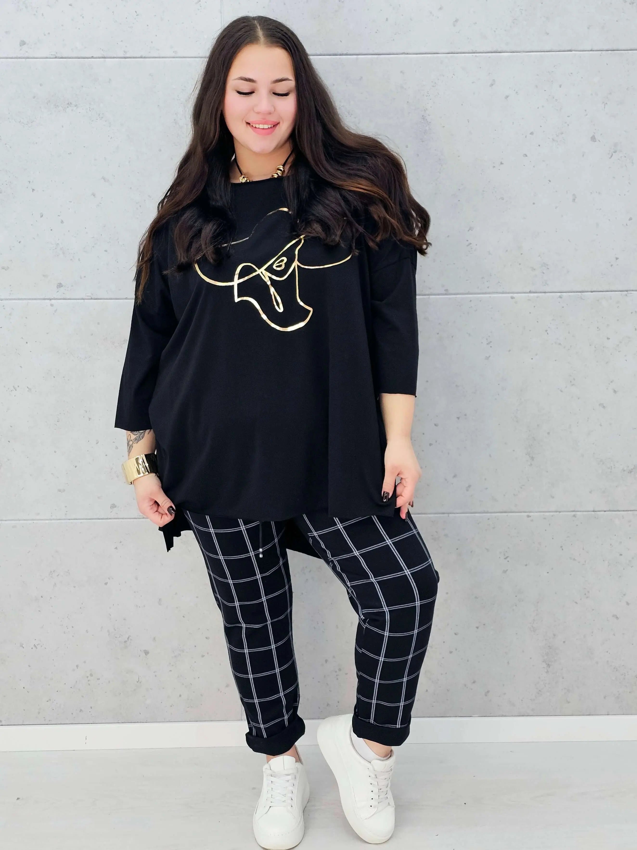 czarna bluzka plus size Stylowa XL ze złotym nadrukiem kobiety w kapeluszu – w całości