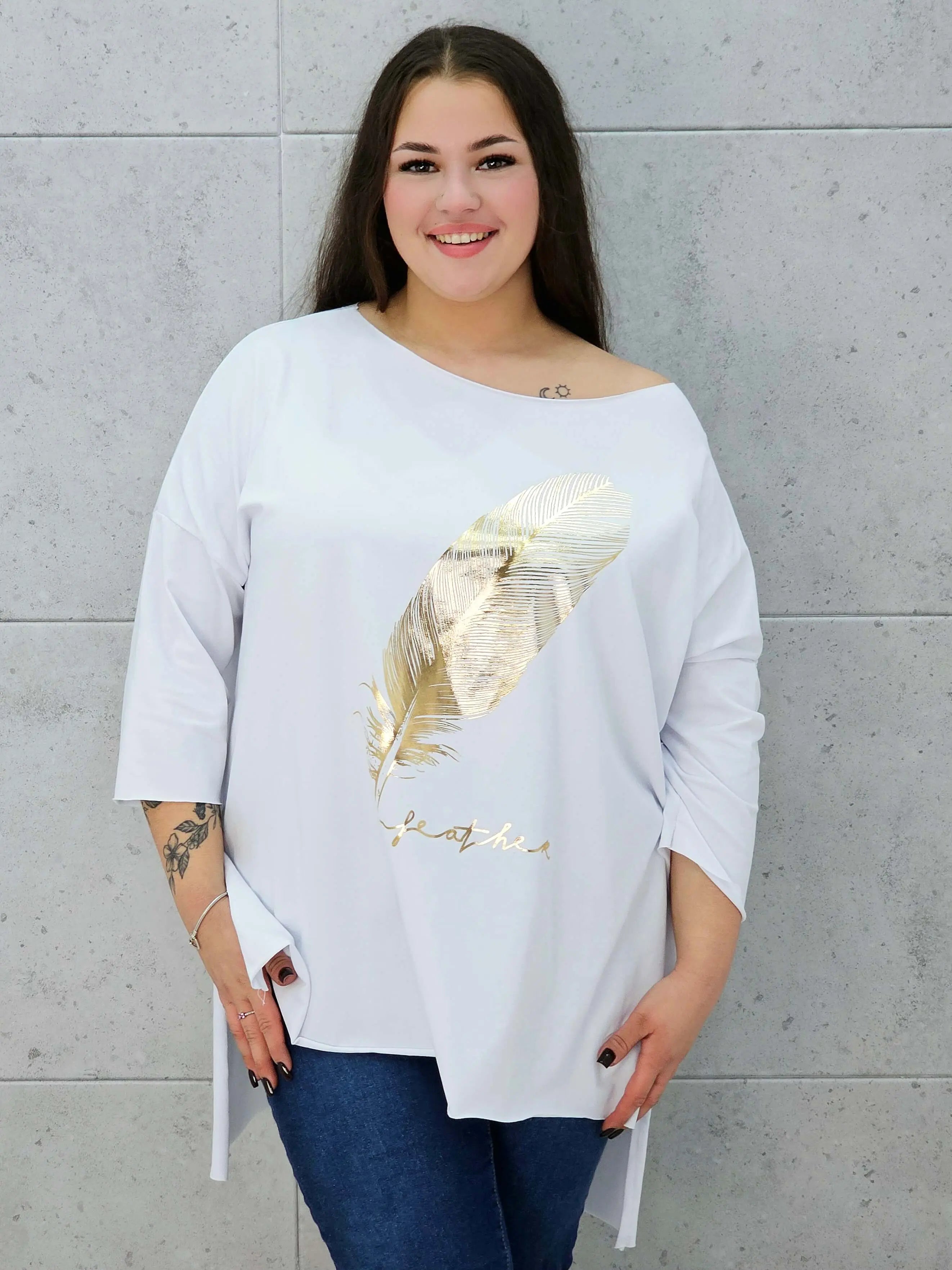 bluzka ze złotym piórem plus size – stylizacja