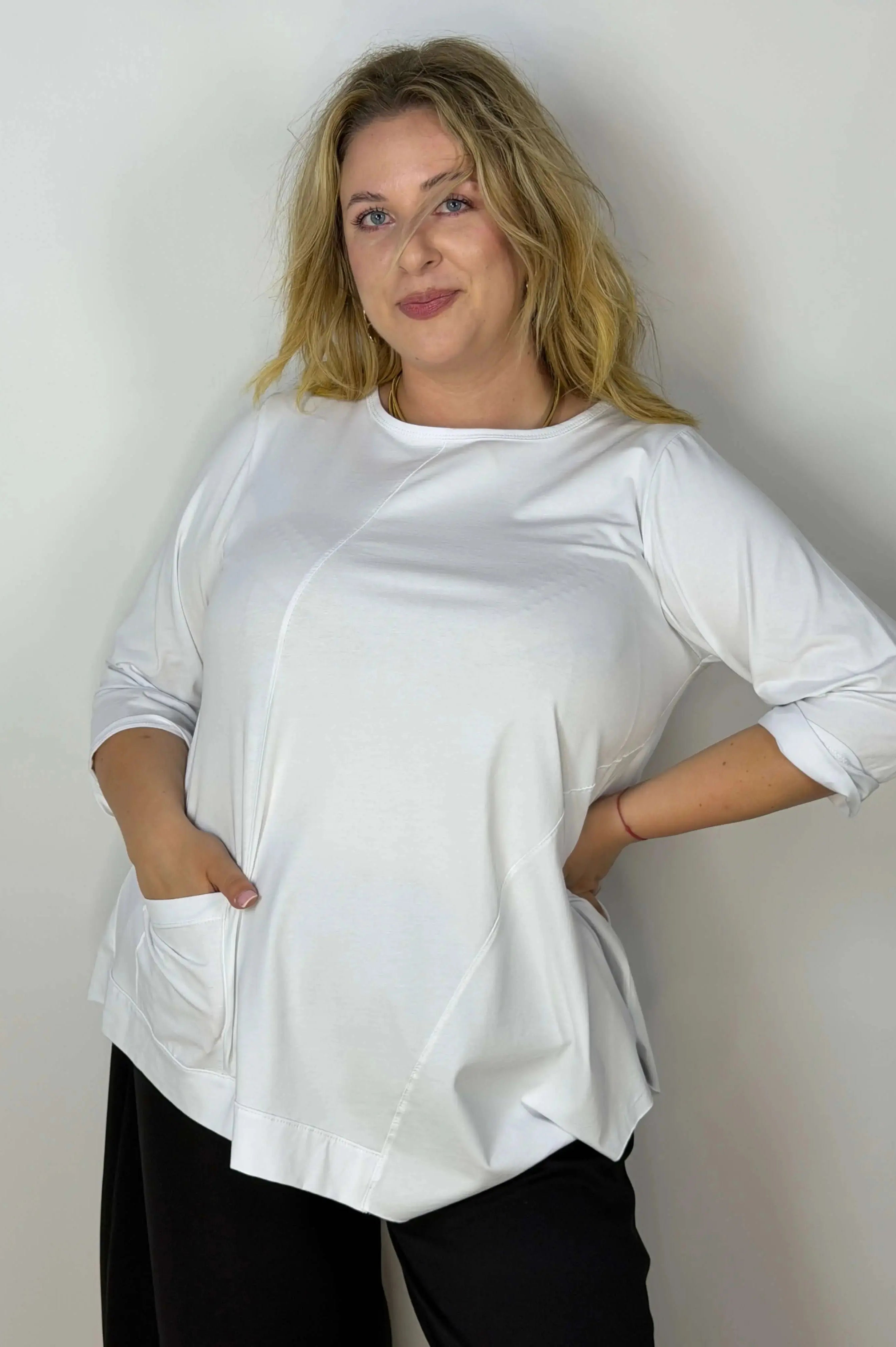 Bluzka damska Plus Size z ozdobnymi przeszyciami i kieszenią Stylowa XL
