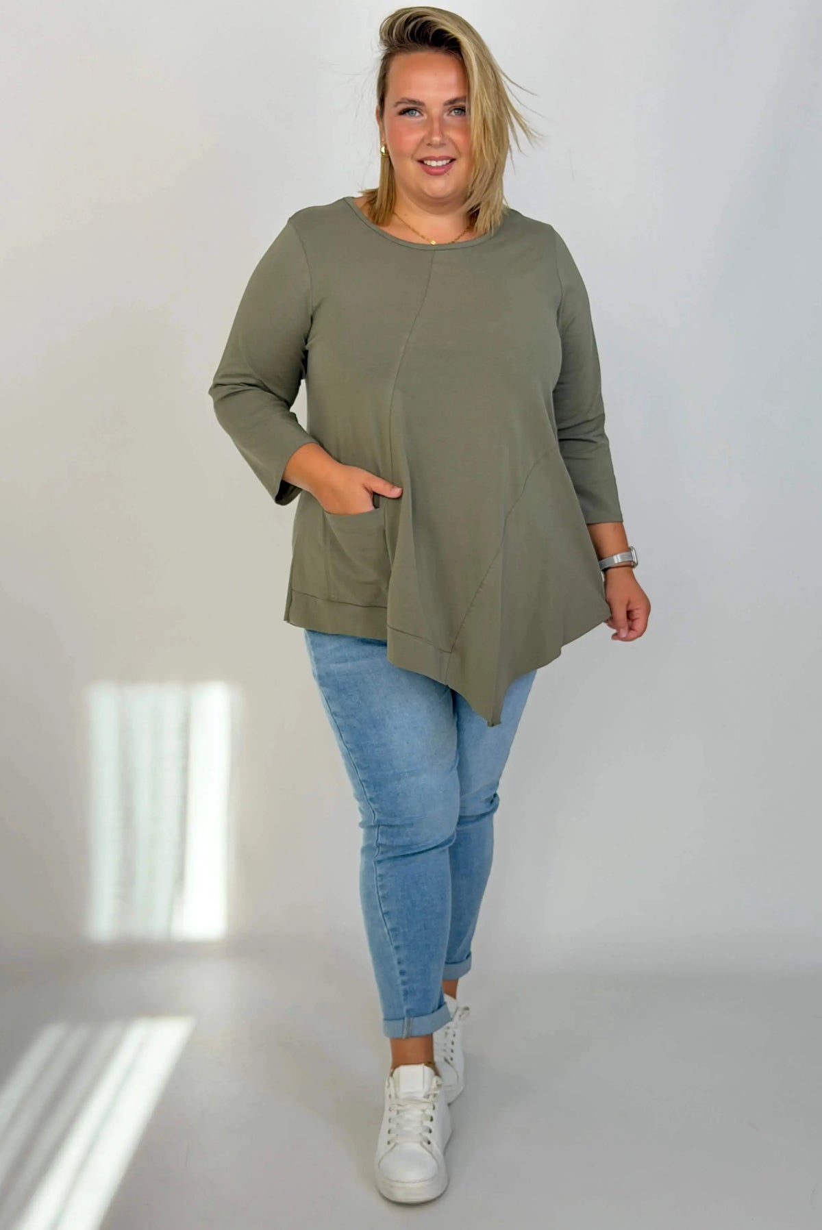 Bluzka damska Plus Size z ozdobnymi przeszyciami i kieszenią Stylowa XL