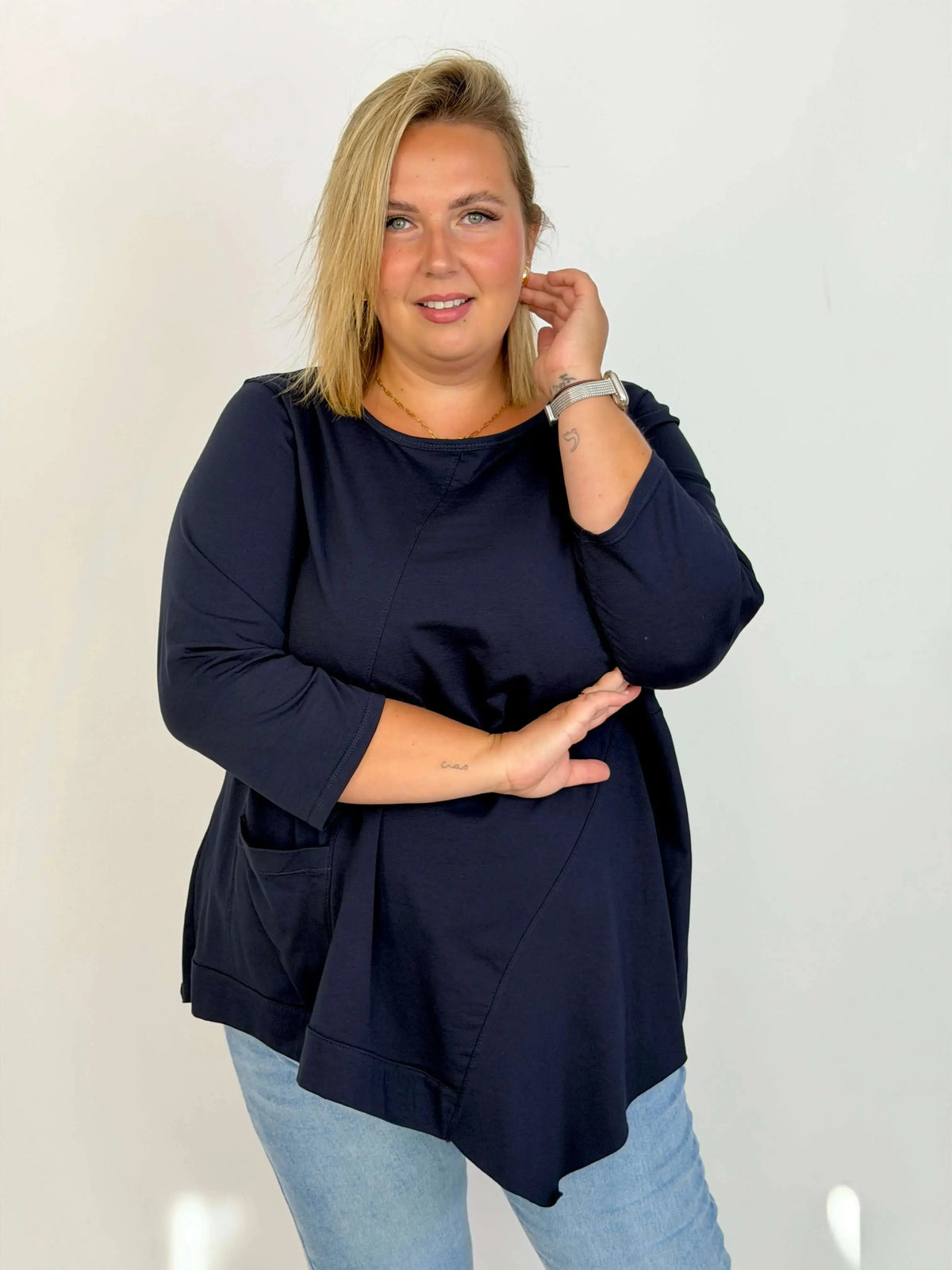 Bluzka damska Plus Size z ozdobnymi przeszyciami i kieszenią Stylowa XL