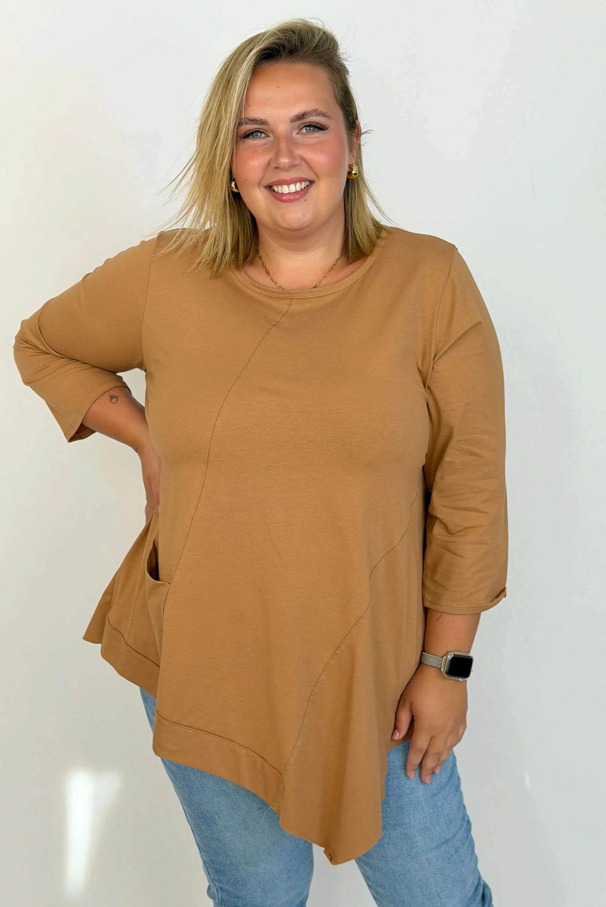 Bluzka damska Plus Size z ozdobnymi przeszyciami i kieszenią Stylowa XL