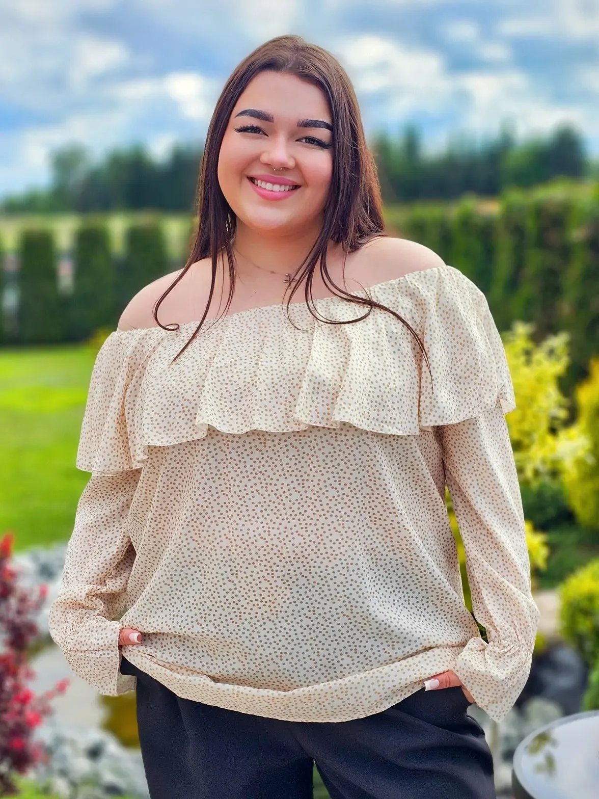 Bluzka hiszpanka w delikatny wzór z falbaną - w 7 kolorach Stylowa XL