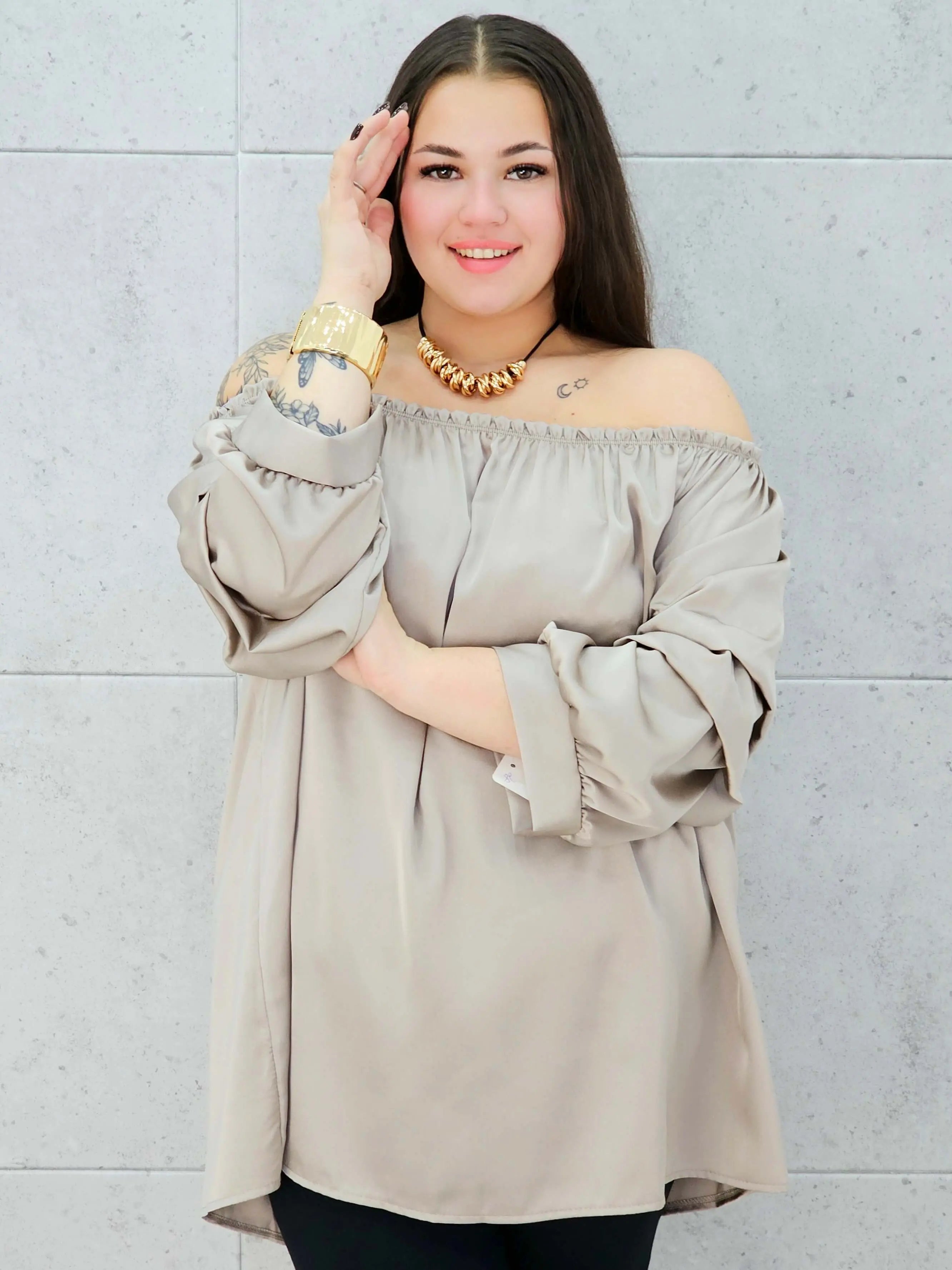 beżowa bluzka hiszpanka plus size – marszczenia na rękawie