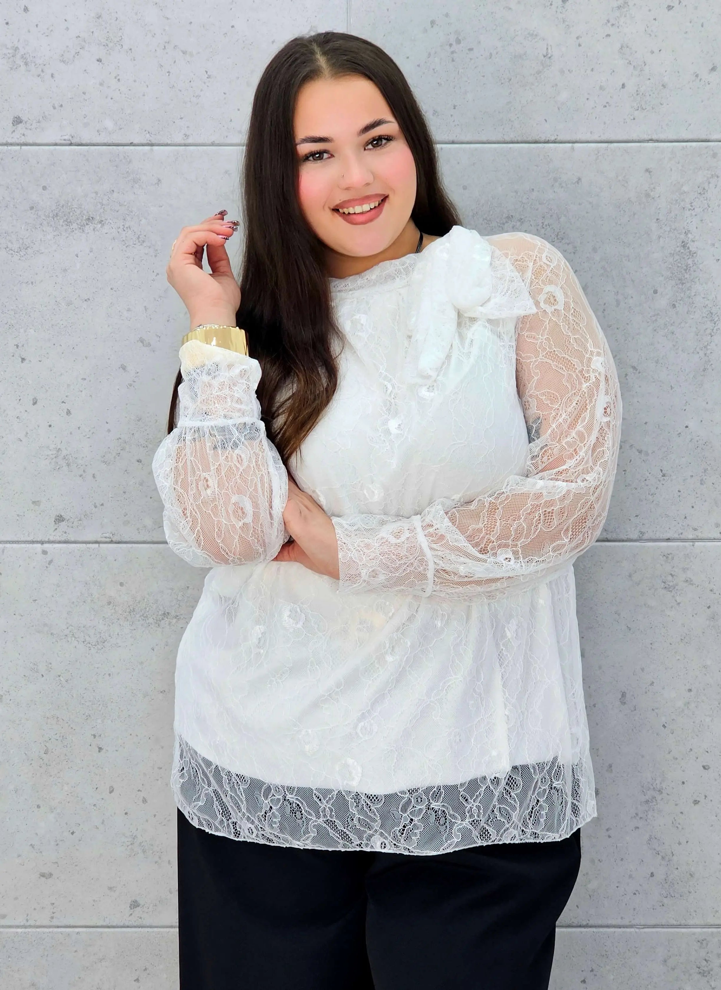 Bluzka koronkowa plus size z wiązaniem pod szyją – czarna, biała i bordowa Stylowa XL - Stylowa XL