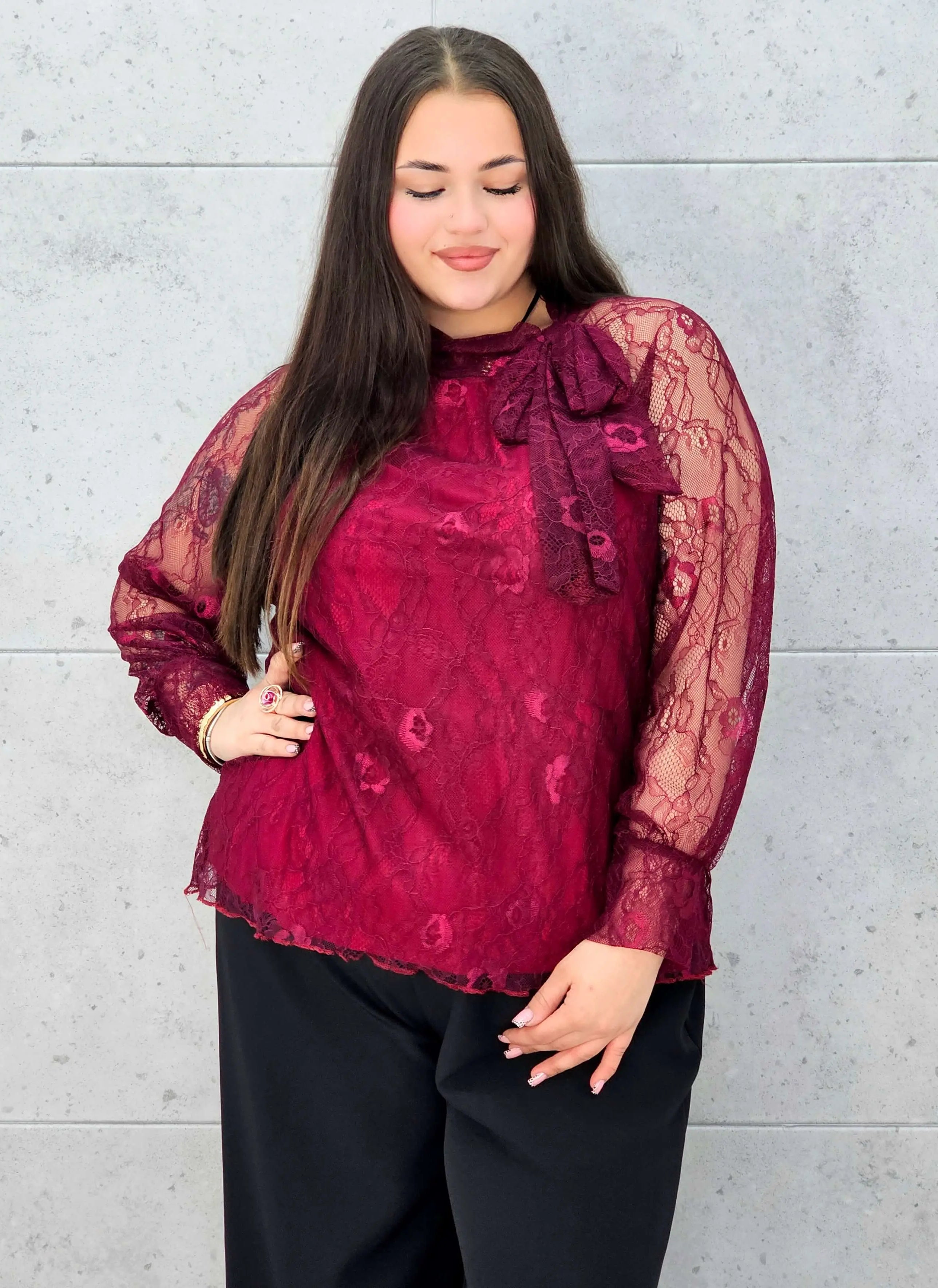 Bluzka koronkowa plus size z wiązaniem pod szyją – czarna, biała i bordowa Stylowa XL - Stylowa XL