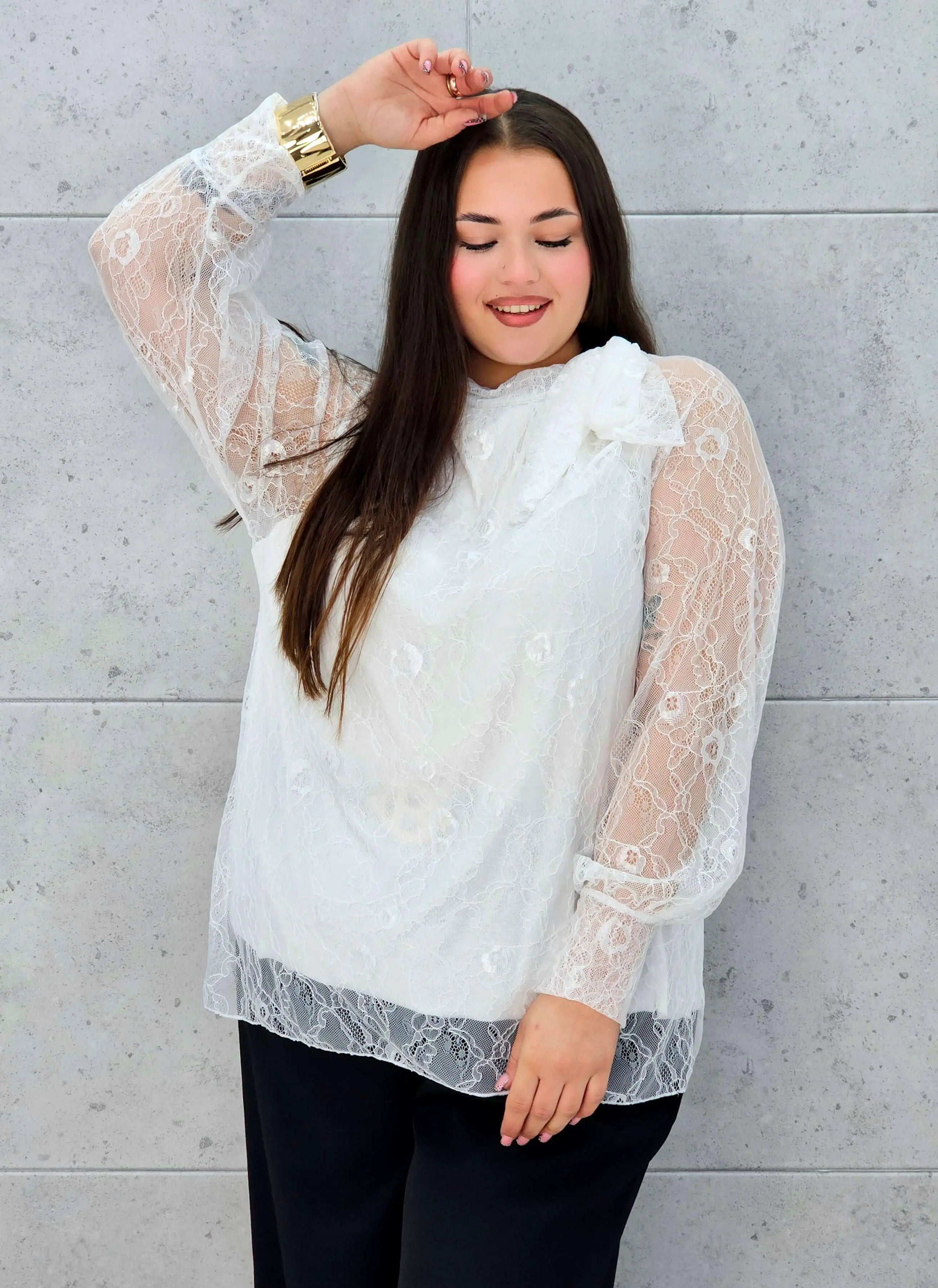 Bluzka koronkowa plus size z wiązaniem pod szyją – czarna, biała i bordowa Stylowa XL - Stylowa XL