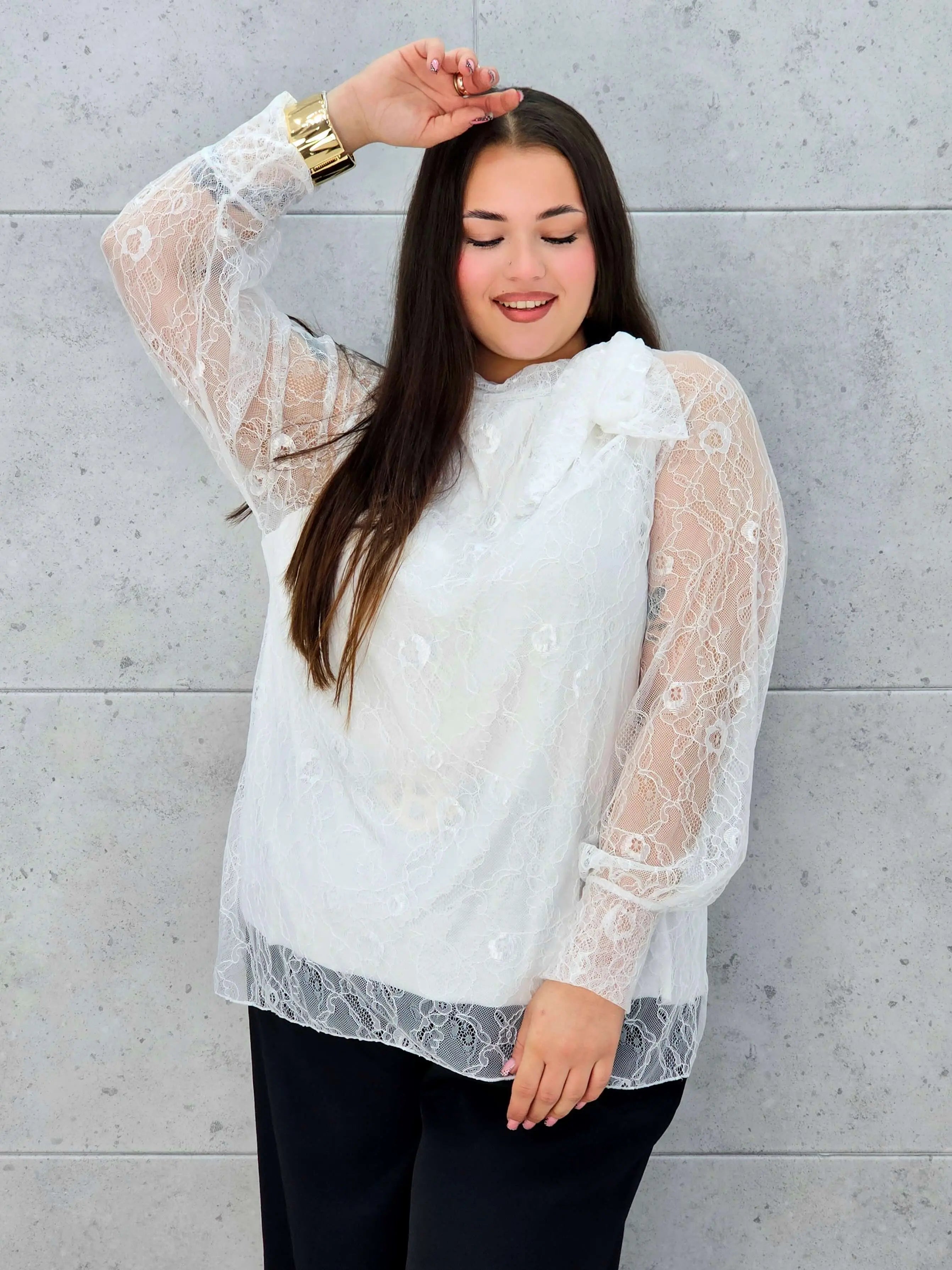 Bluzka koronkowa plus size z wiązaniem pod szyją – czarna, biała i bordowa Stylowa XL - Stylowa XL