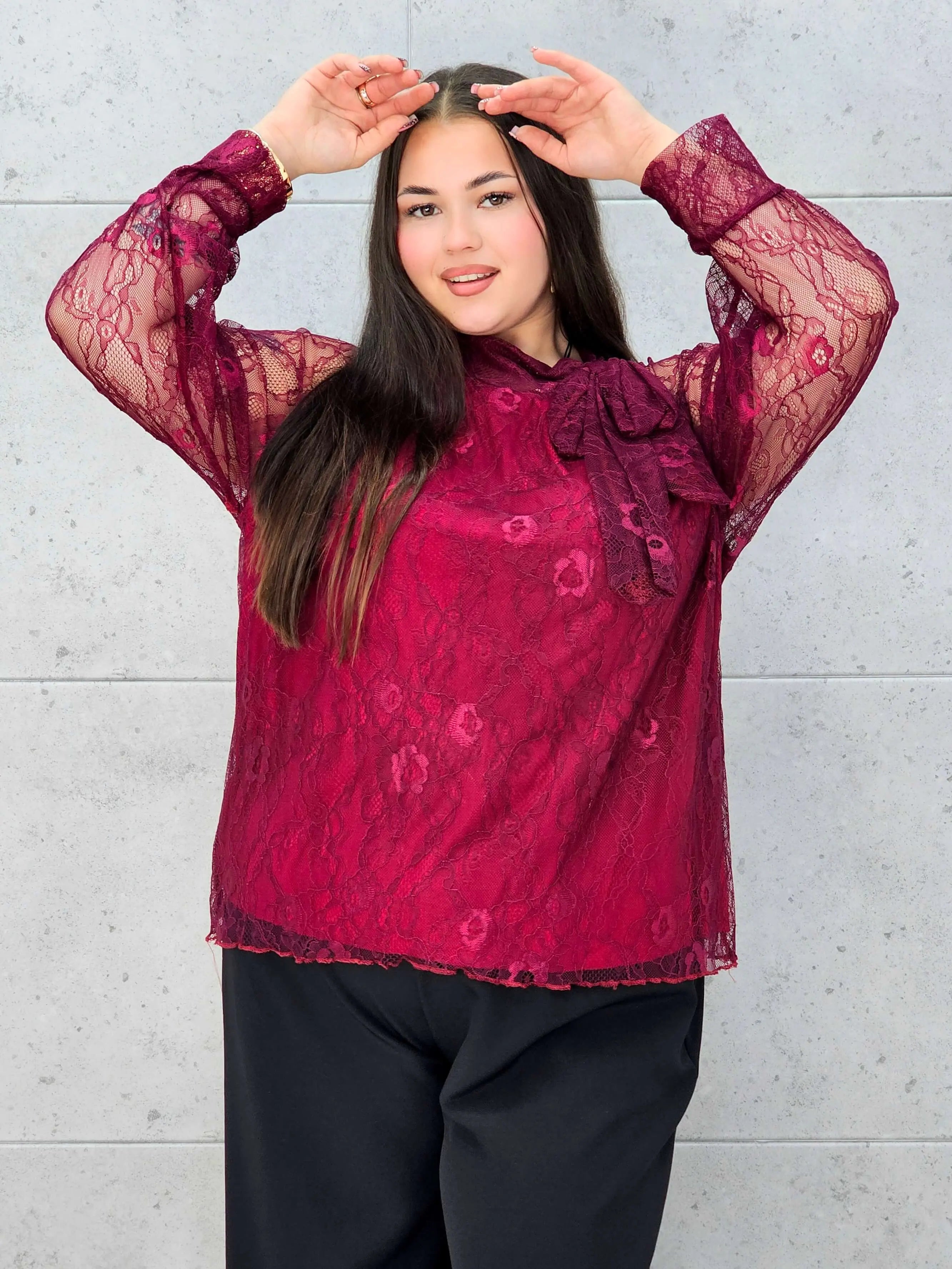 Bluzka koronkowa plus size z wiązaniem pod szyją – czarna, biała i bordowa Stylowa XL - Stylowa XL
