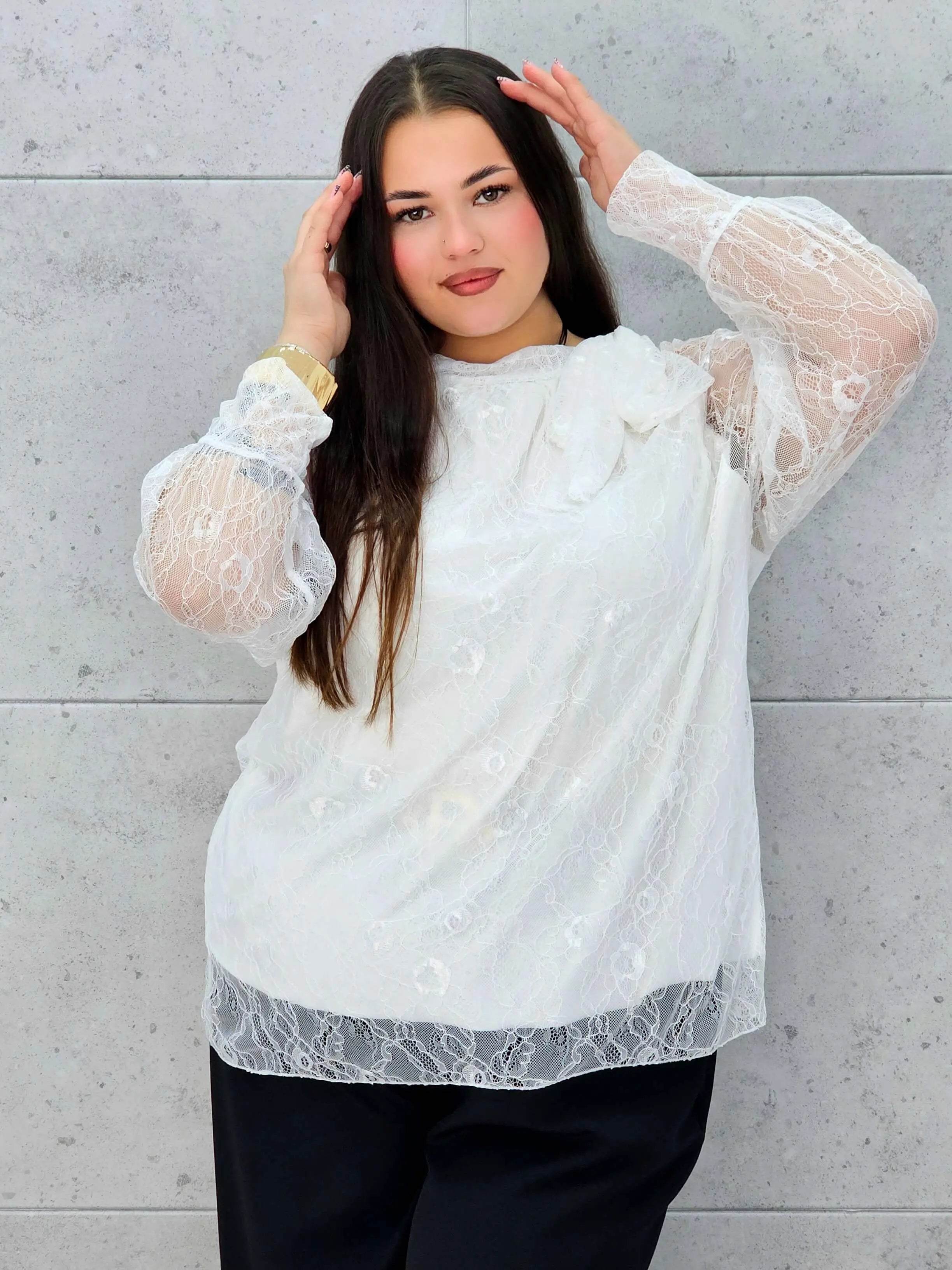 Bluzka koronkowa plus size z wiązaniem pod szyją – czarna, biała i bordowa Stylowa XL - Stylowa XL