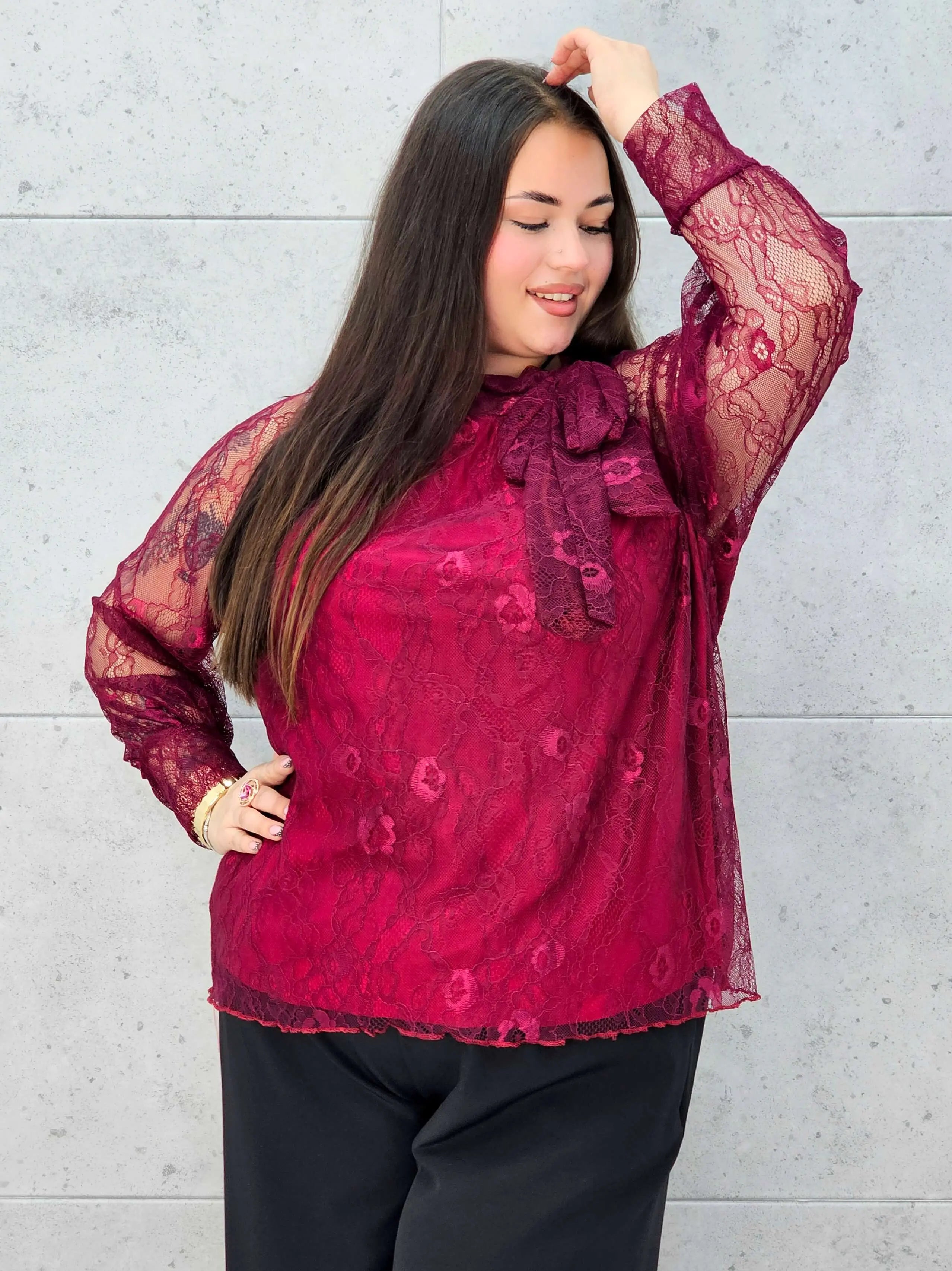 Bluzka koronkowa plus size z wiązaniem pod szyją – czarna, biała i bordowa Stylowa XL - Stylowa XL