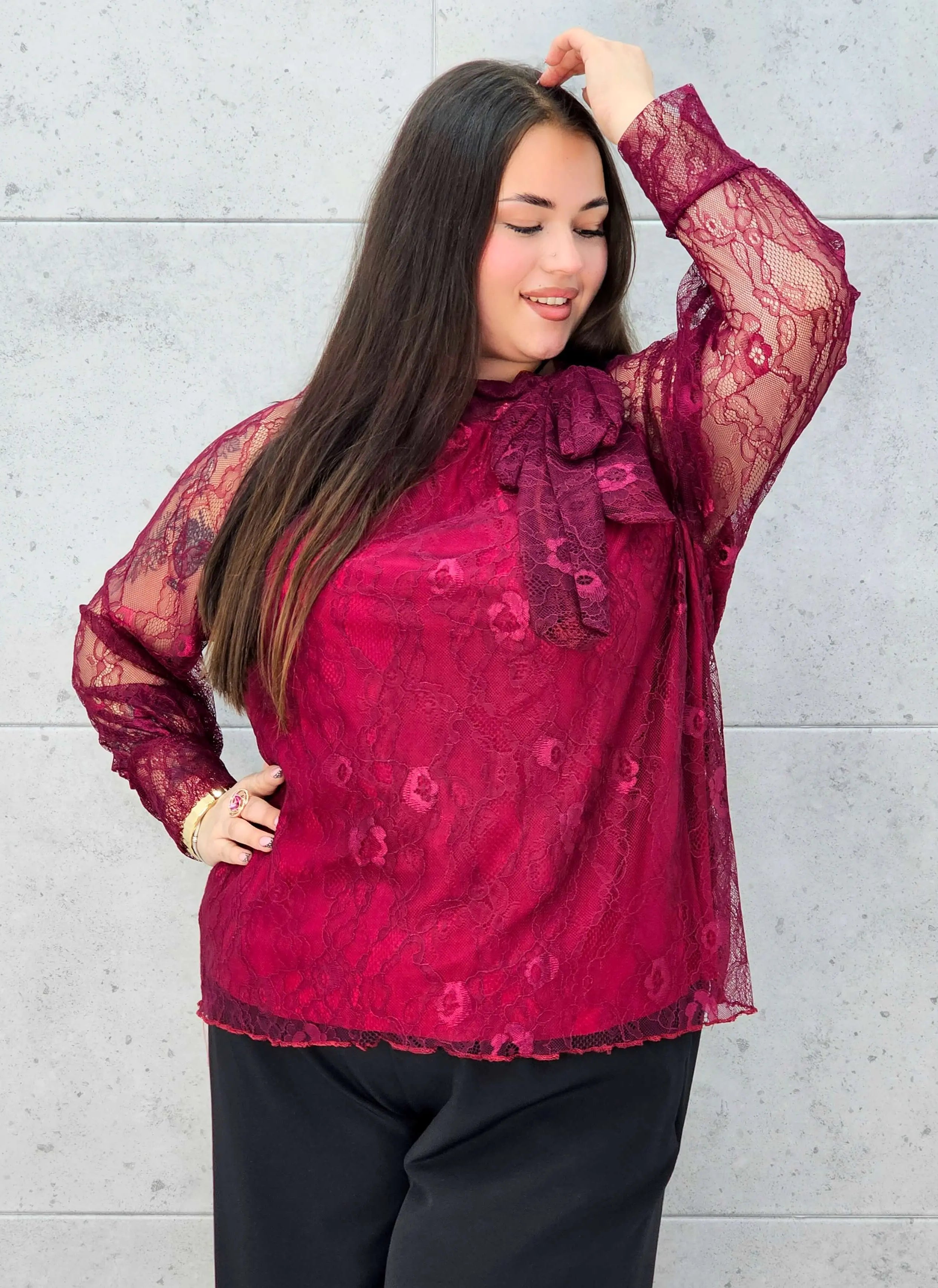 Bluzka koronkowa plus size z wiązaniem pod szyją – czarna, biała i bordowa Stylowa XL - Stylowa XL