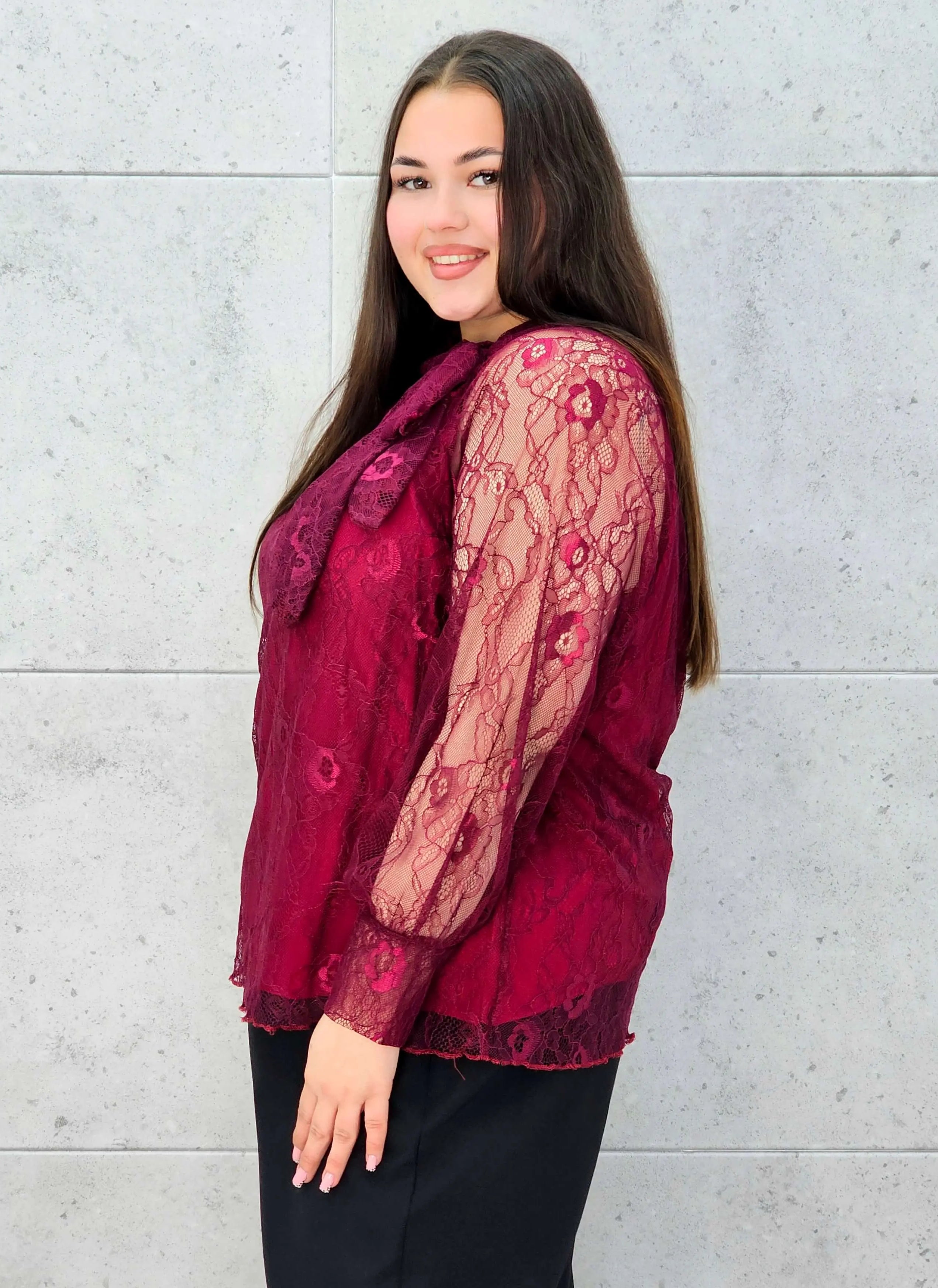 Bluzka koronkowa plus size z wiązaniem pod szyją – czarna, biała i bordowa Stylowa XL - Stylowa XL