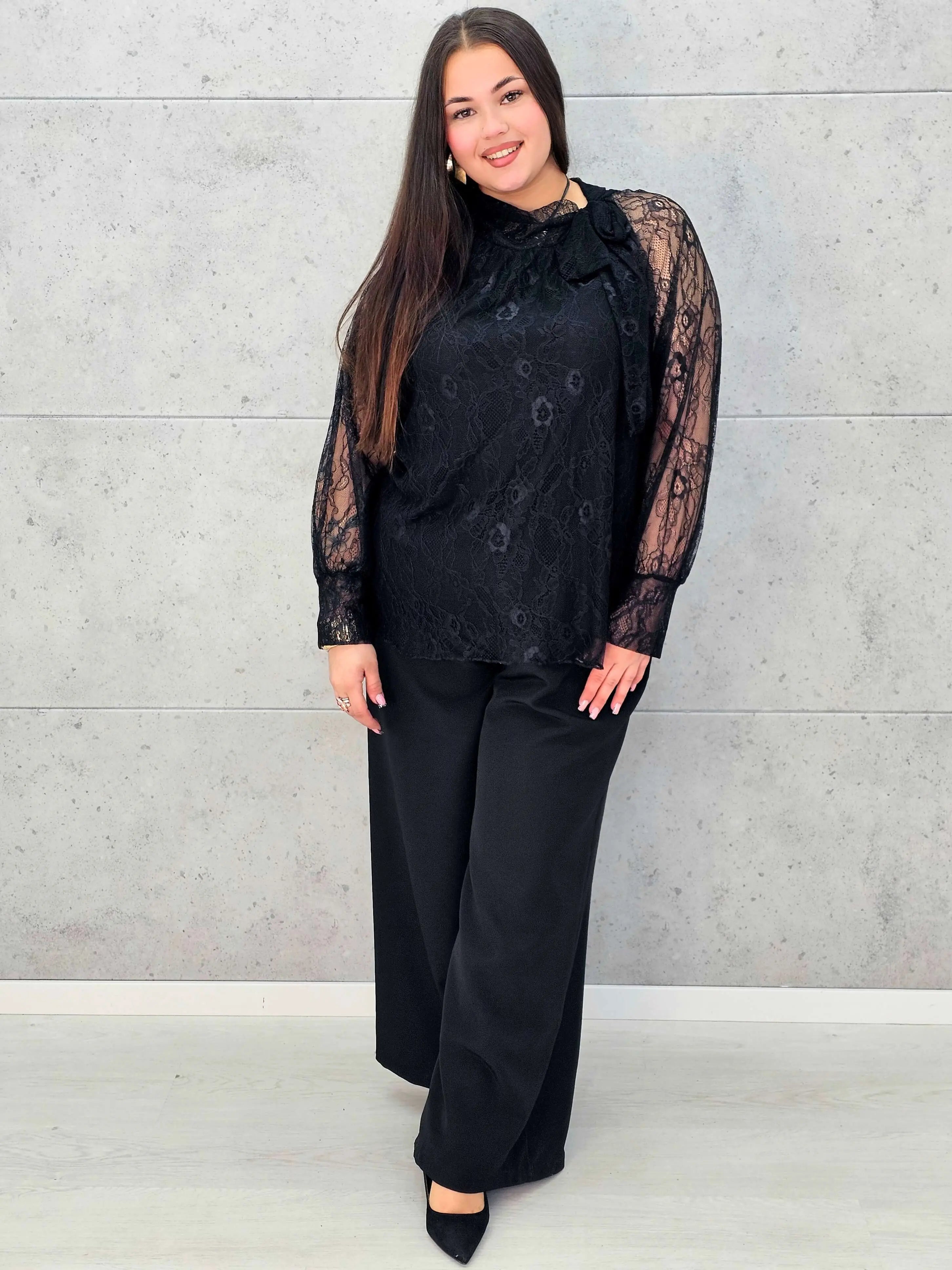 Bluzka koronkowa plus size z wiązaniem pod szyją – czarna, biała i bordowa Stylowa XL - Stylowa XL