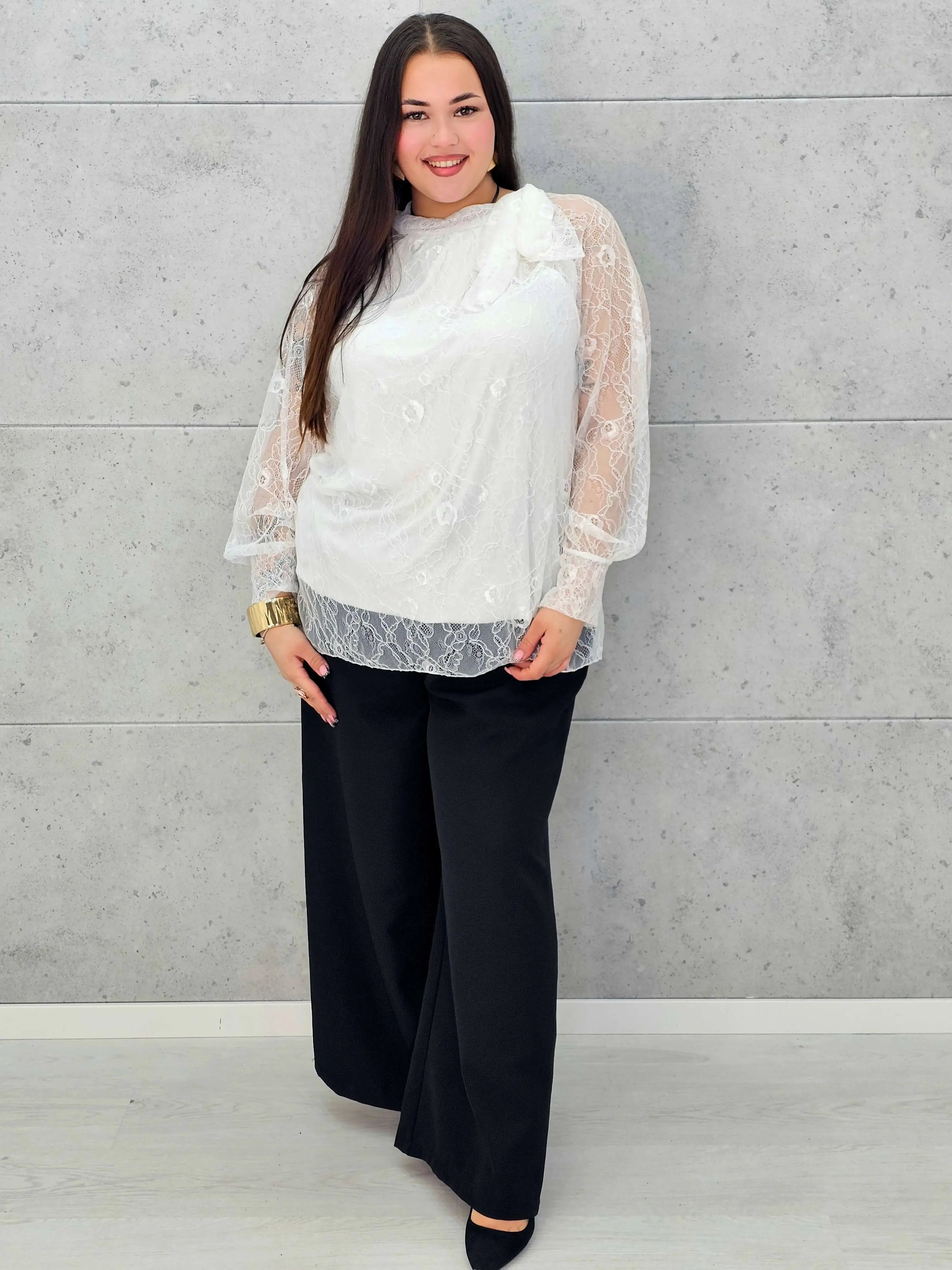 Bluzka koronkowa plus size z wiązaniem pod szyją – czarna, biała i bordowa Stylowa XL - Stylowa XL