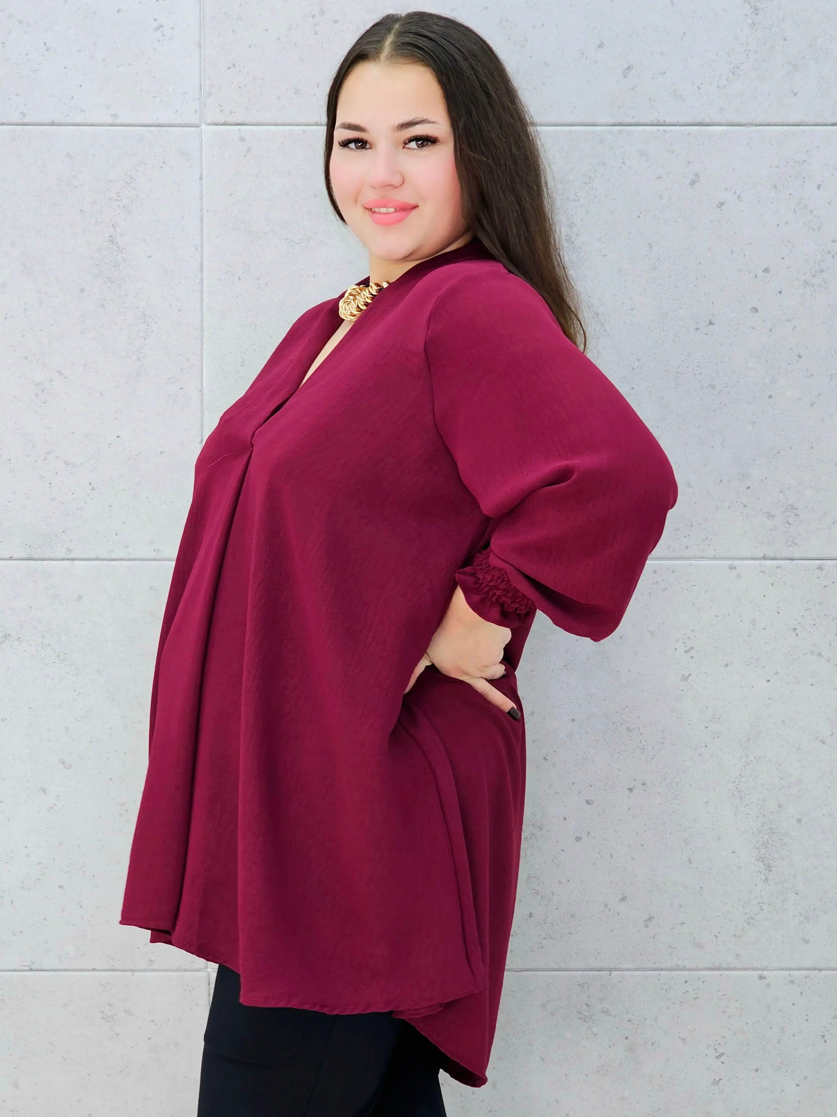 bordowa bluzka z dekoltem v plus size Stylowa XL – bok