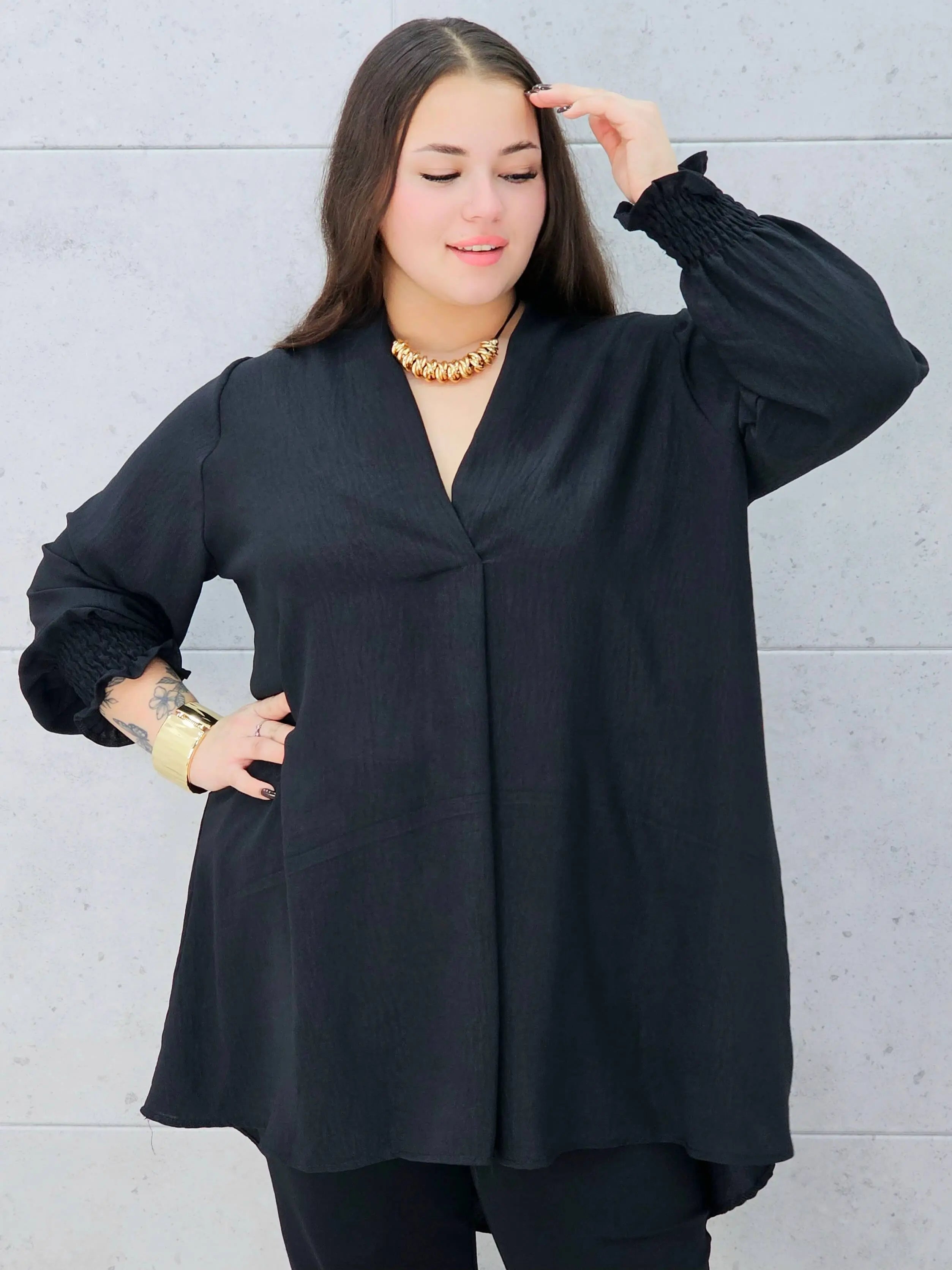 czarna bluzka z dekoltem v plus size Stylowa XL – przód
