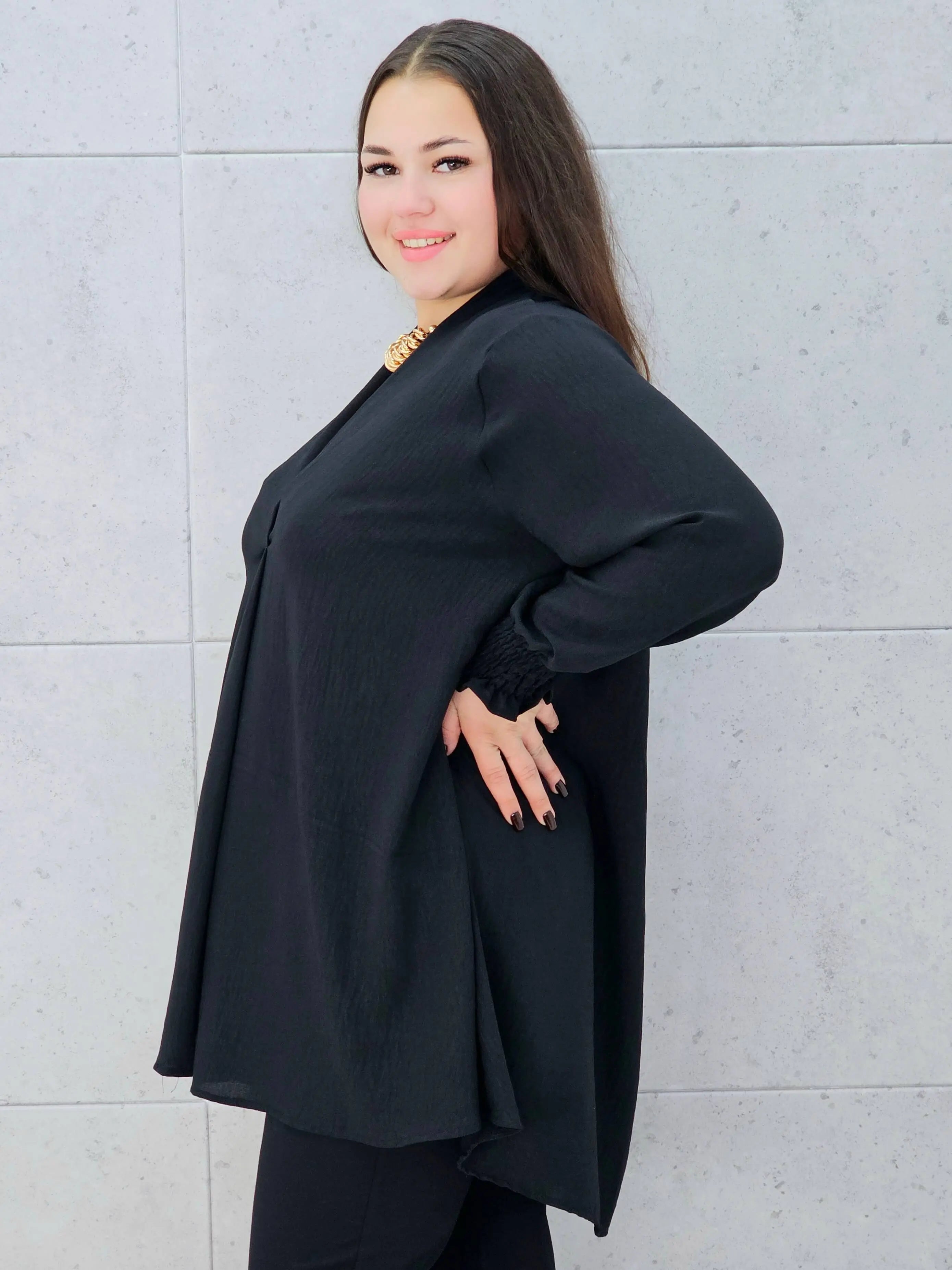 czarna bluzka z dekoltem v plus size Stylowa XL – bok