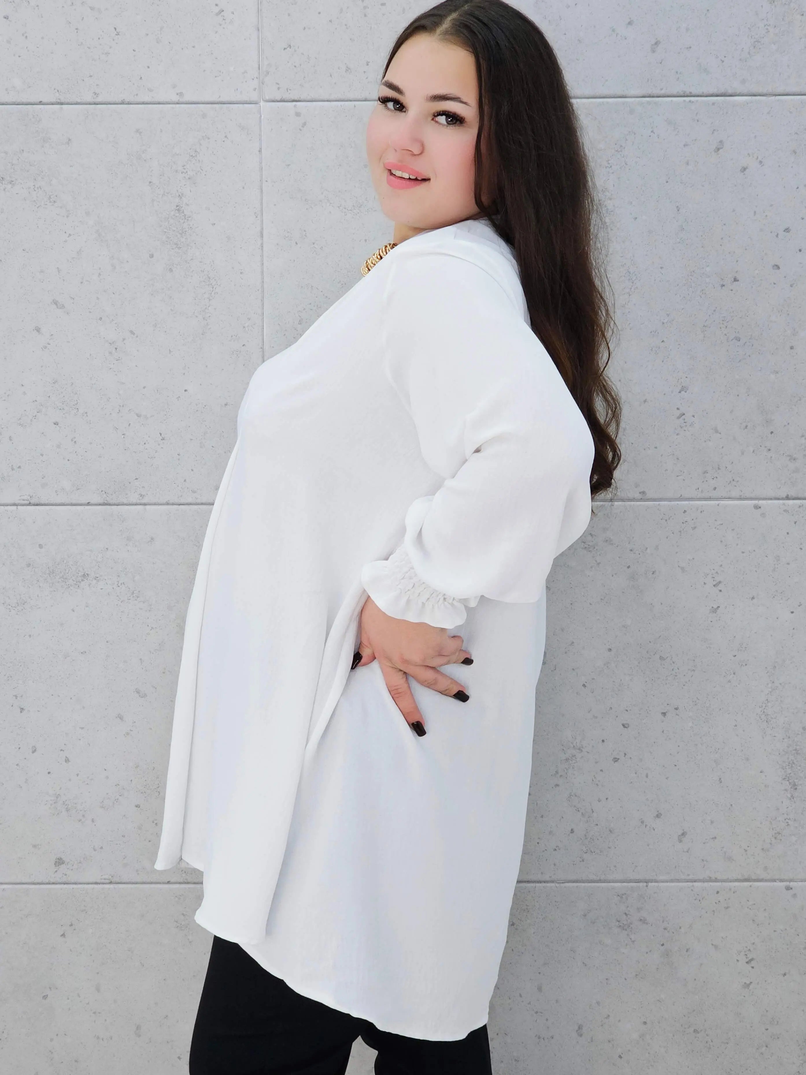 biała bluzka plus size z marszczonym rękawem-bok