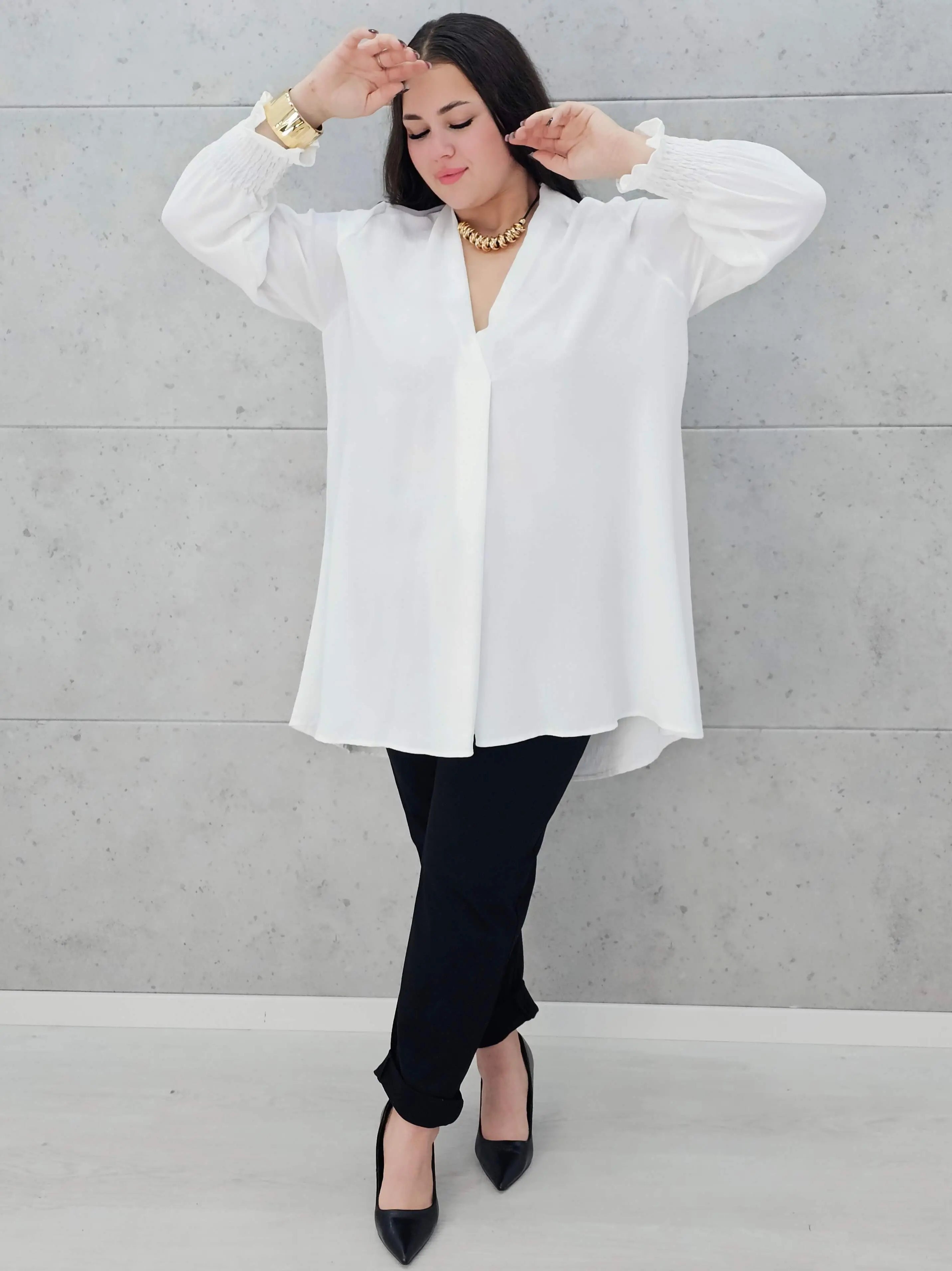 biała bluzka plus size z marszczonym rękawem