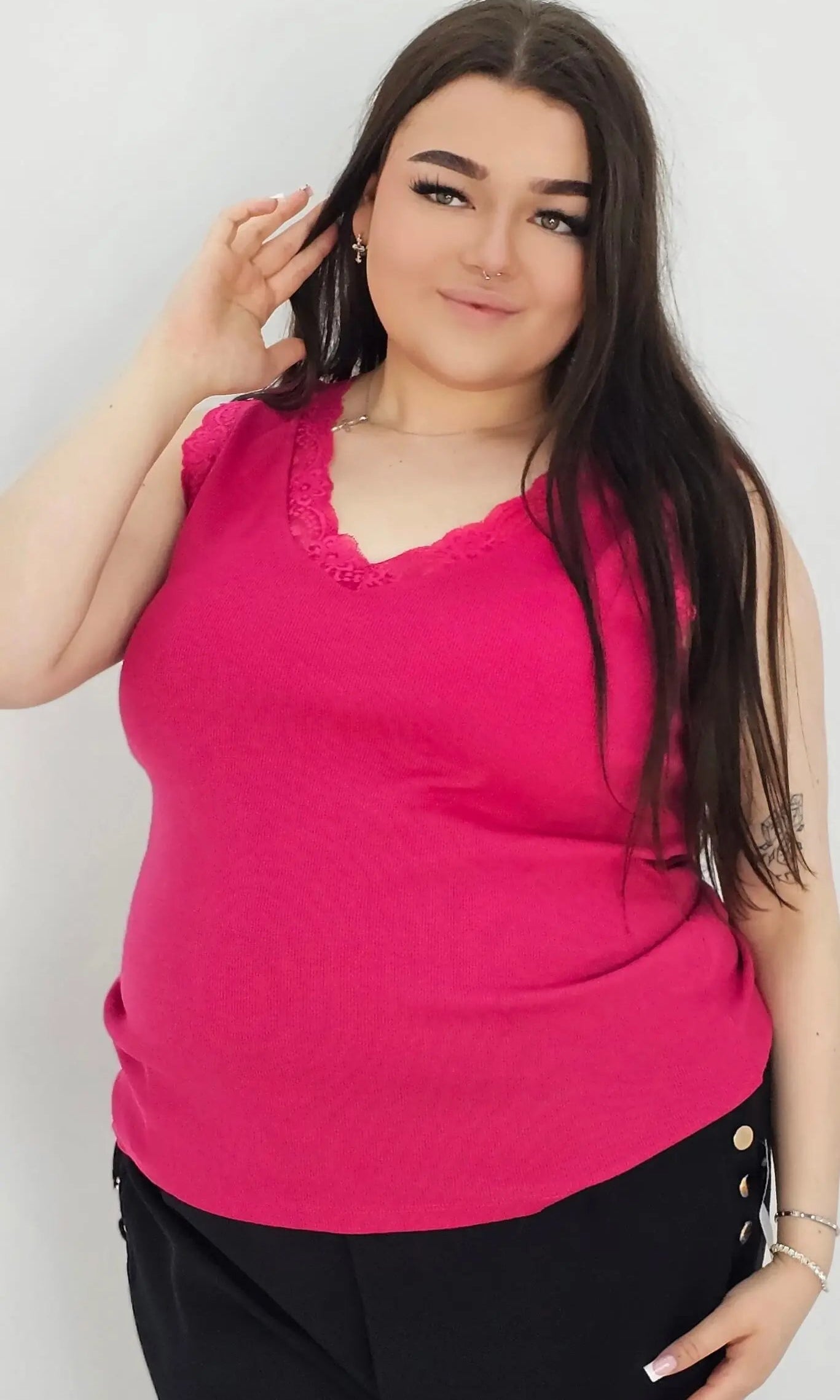 Bluzka na Cienkich Ramiączkach z Dekoltem V i Koronkowymi Wykończeniami - różne kolory Stylowa XL