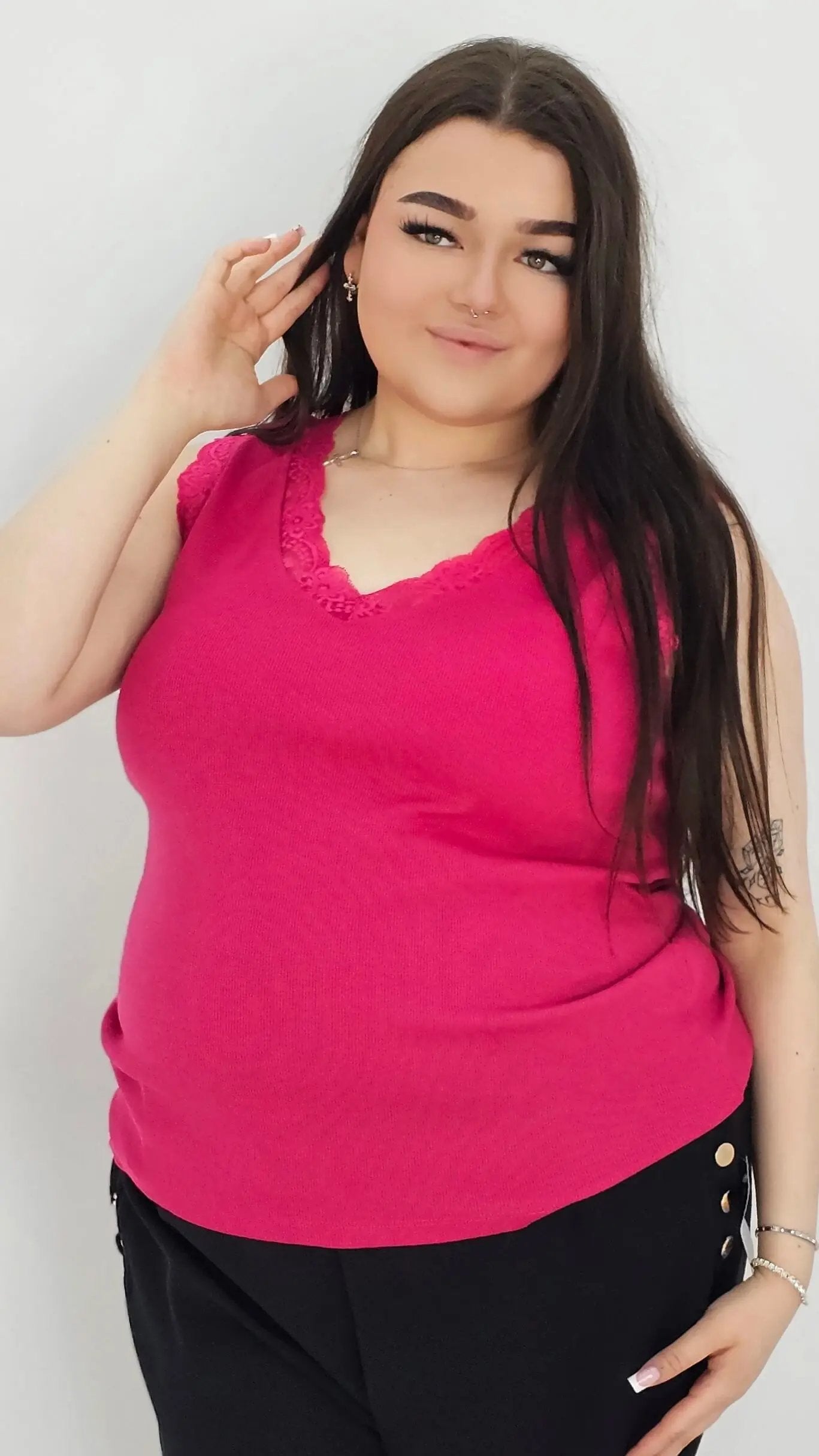 Bluzka na Cienkich Ramiączkach z Dekoltem V i Koronkowymi Wykończeniami - różne kolory Stylowa XL