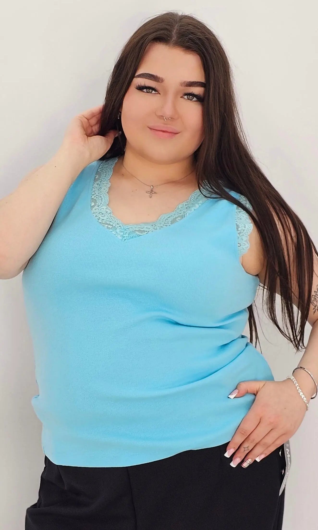 Bluzka na Cienkich Ramiączkach z Dekoltem V i Koronkowymi Wykończeniami - różne kolory Stylowa XL