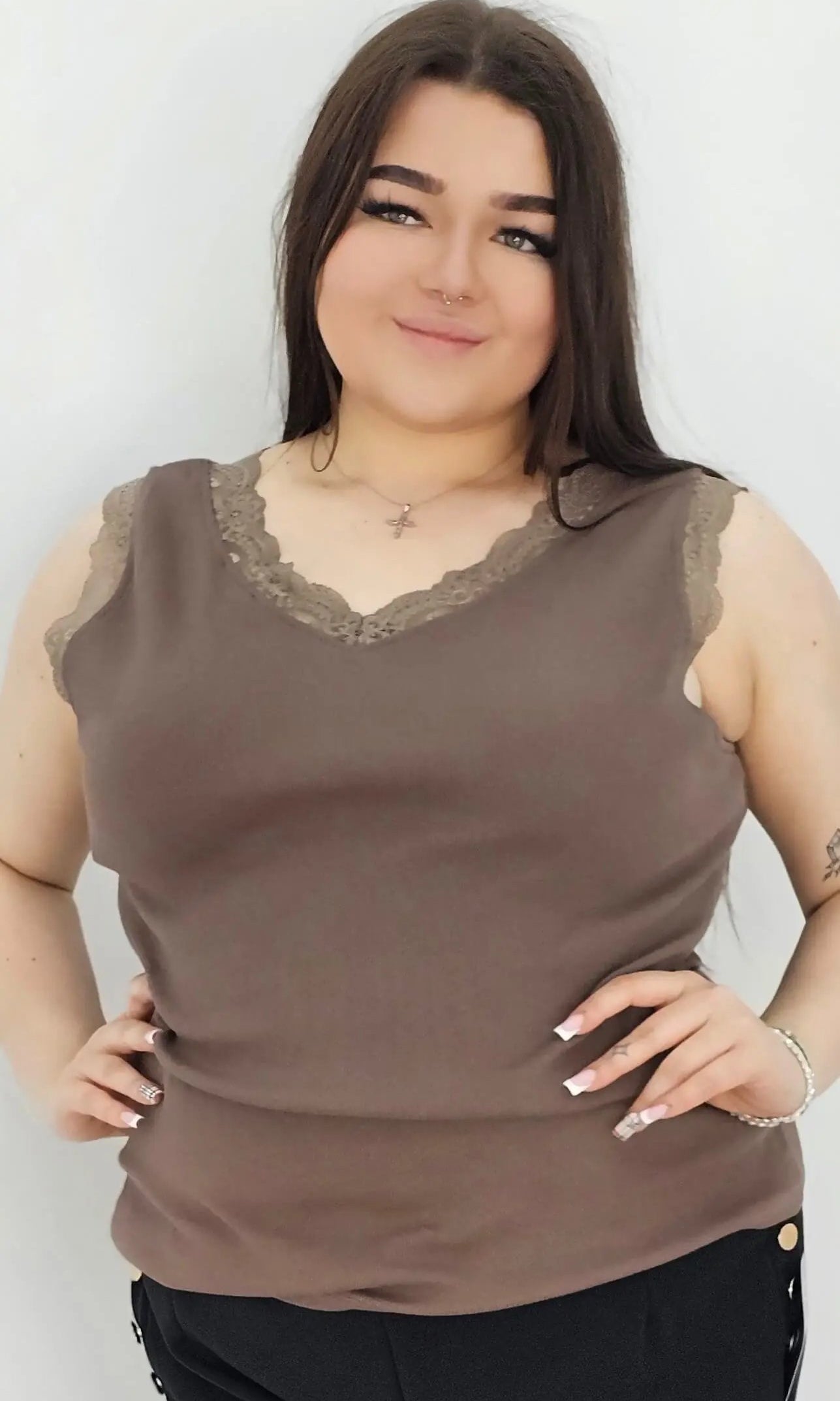 Bluzka na Cienkich Ramiączkach z Dekoltem V i Koronkowymi Wykończeniami - różne kolory Stylowa XL