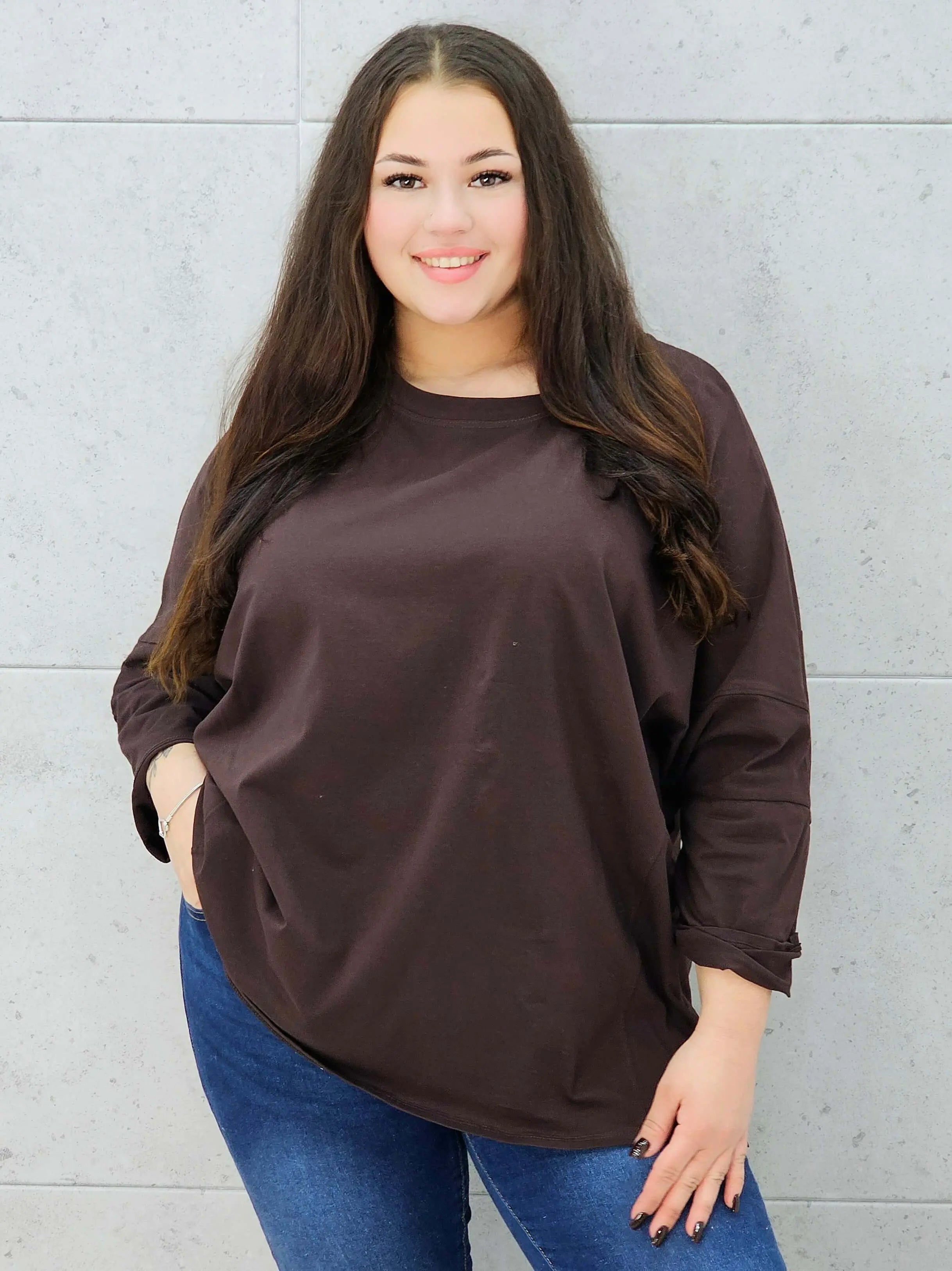 brązowa bluzka basic oversize plus size – na modelce