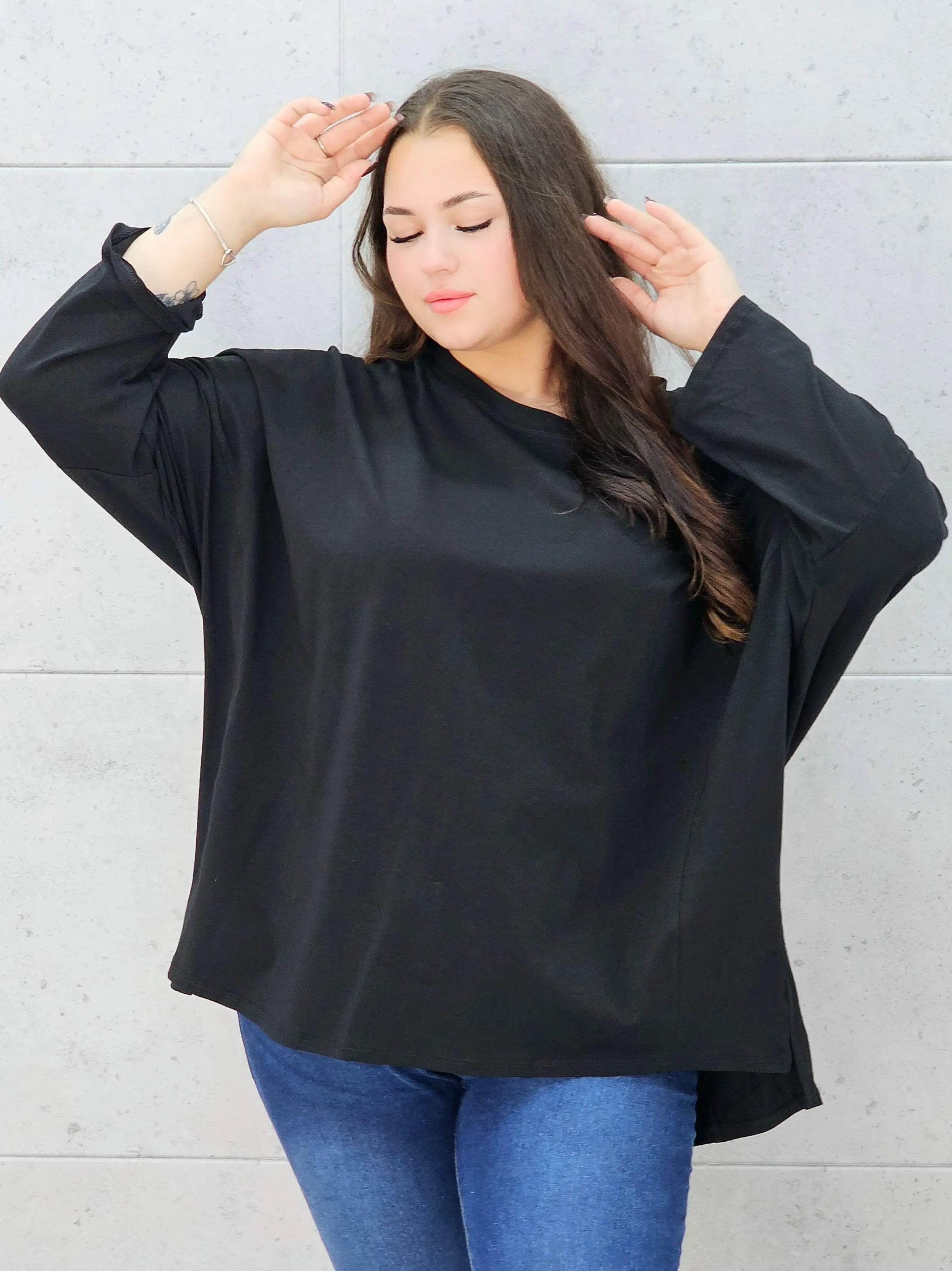 czarna bluzka basic oversize – przód i rękawy