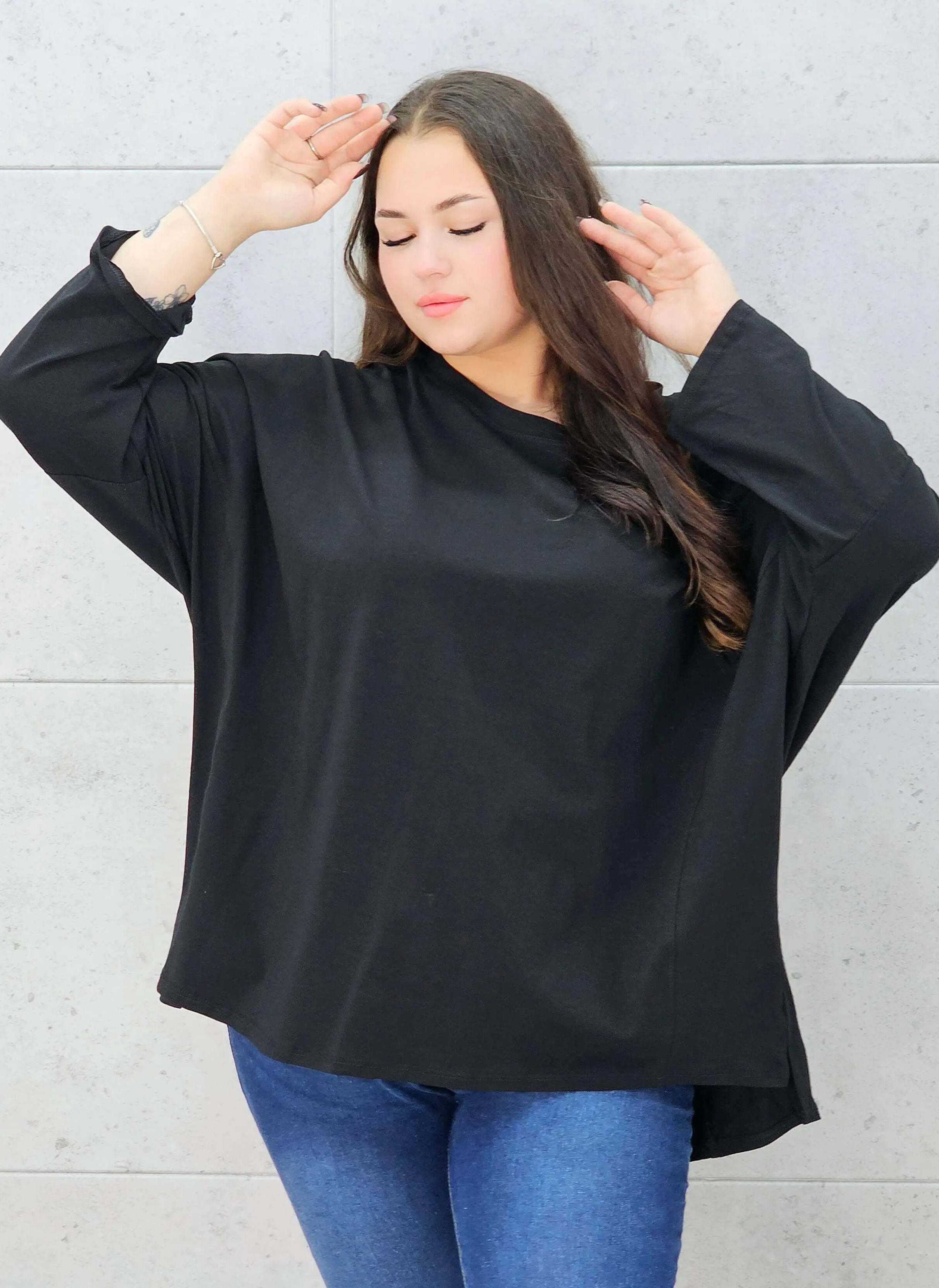 czarna bluzka basic oversize – przód i rękawy