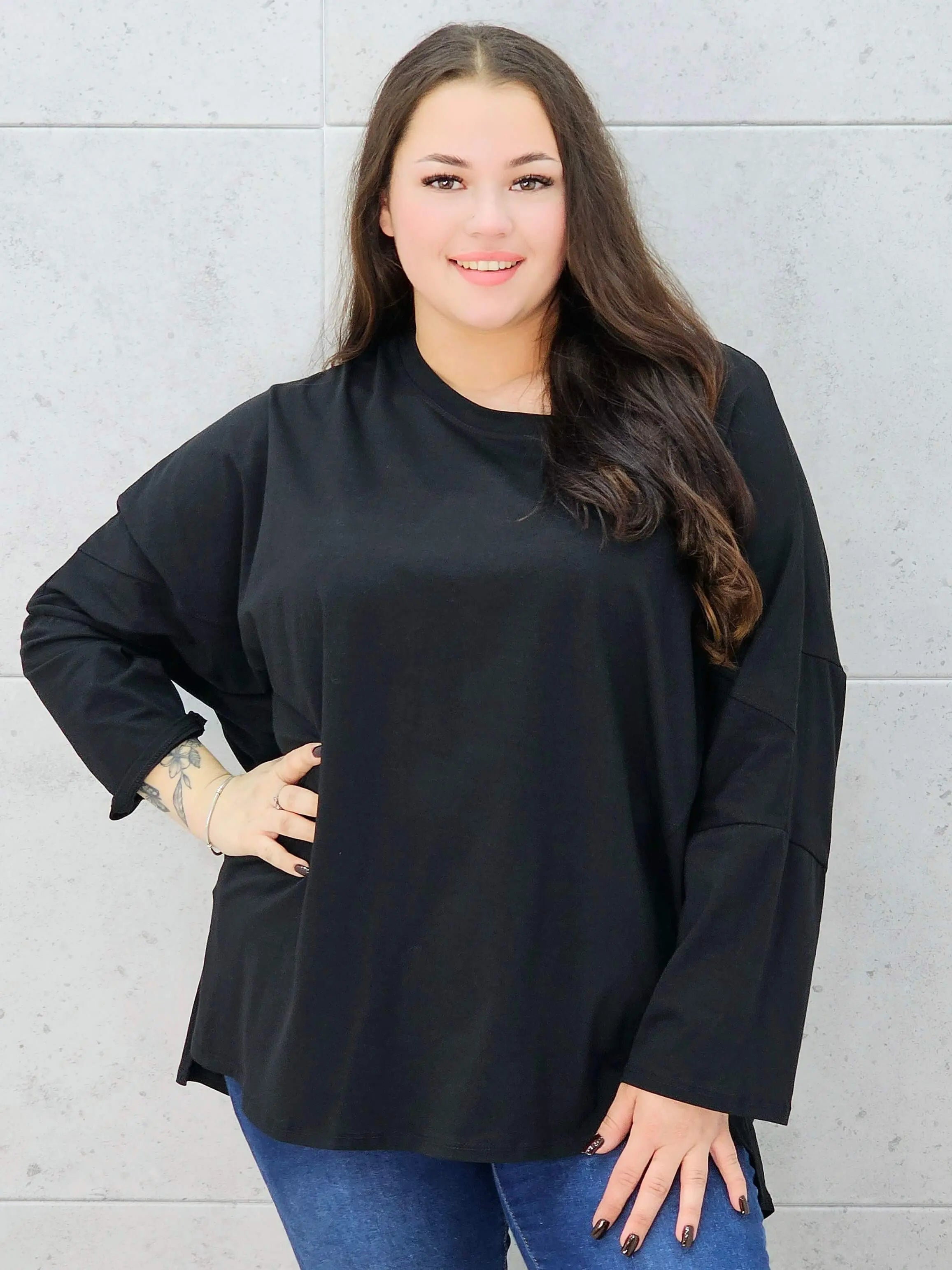 czarna bluzka basic oversize – przód i rękawy