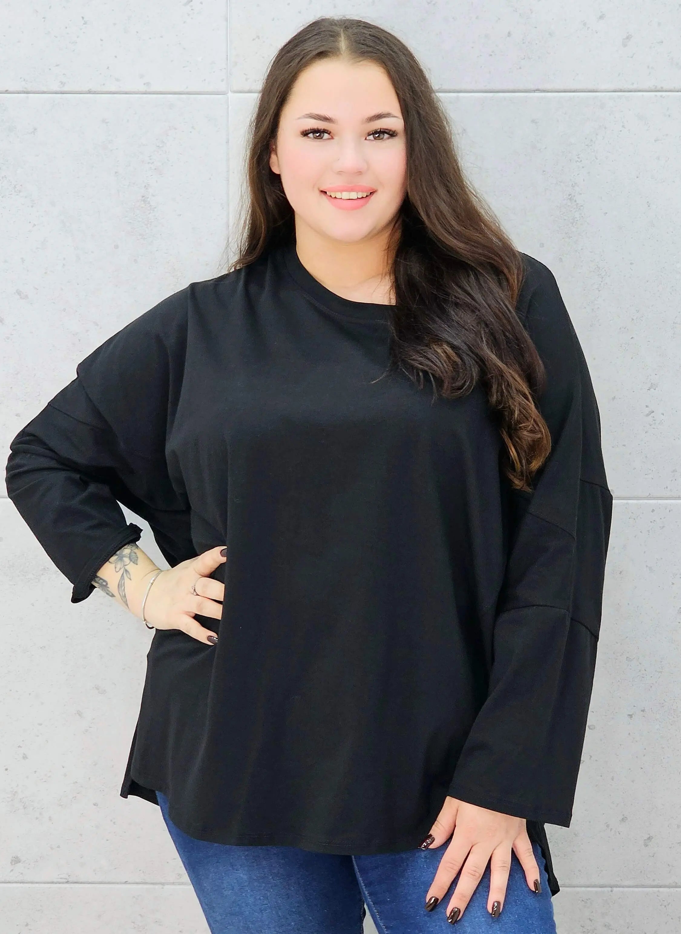 czarna bluzka basic oversize – przód i rękawy