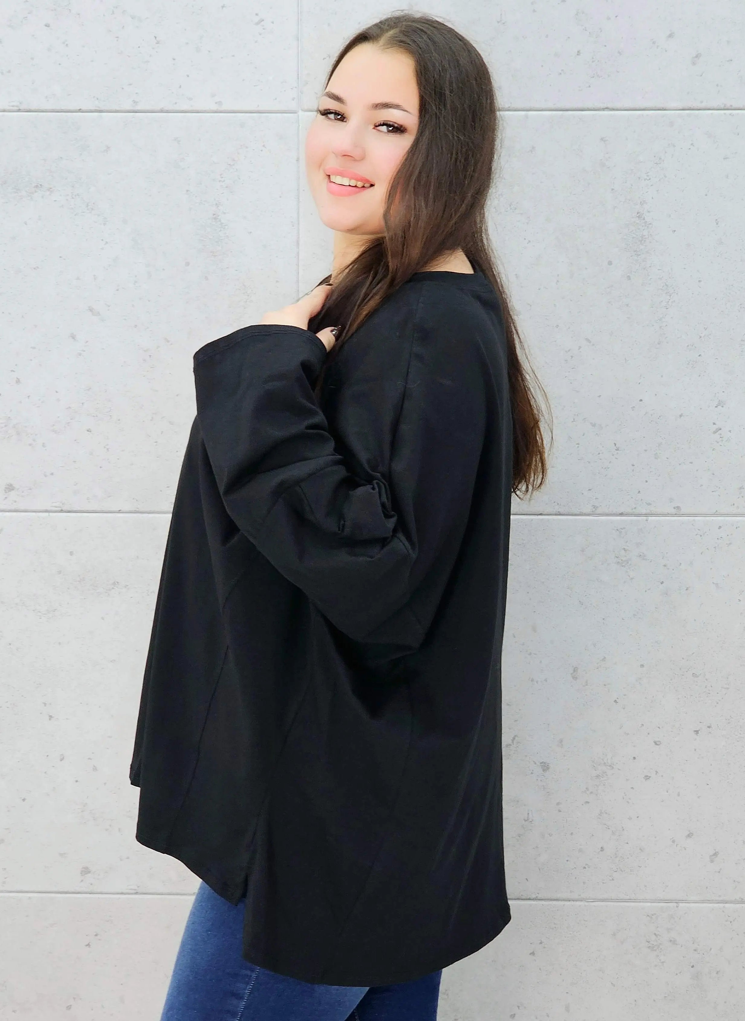 czarna bluzka basic oversize – bok