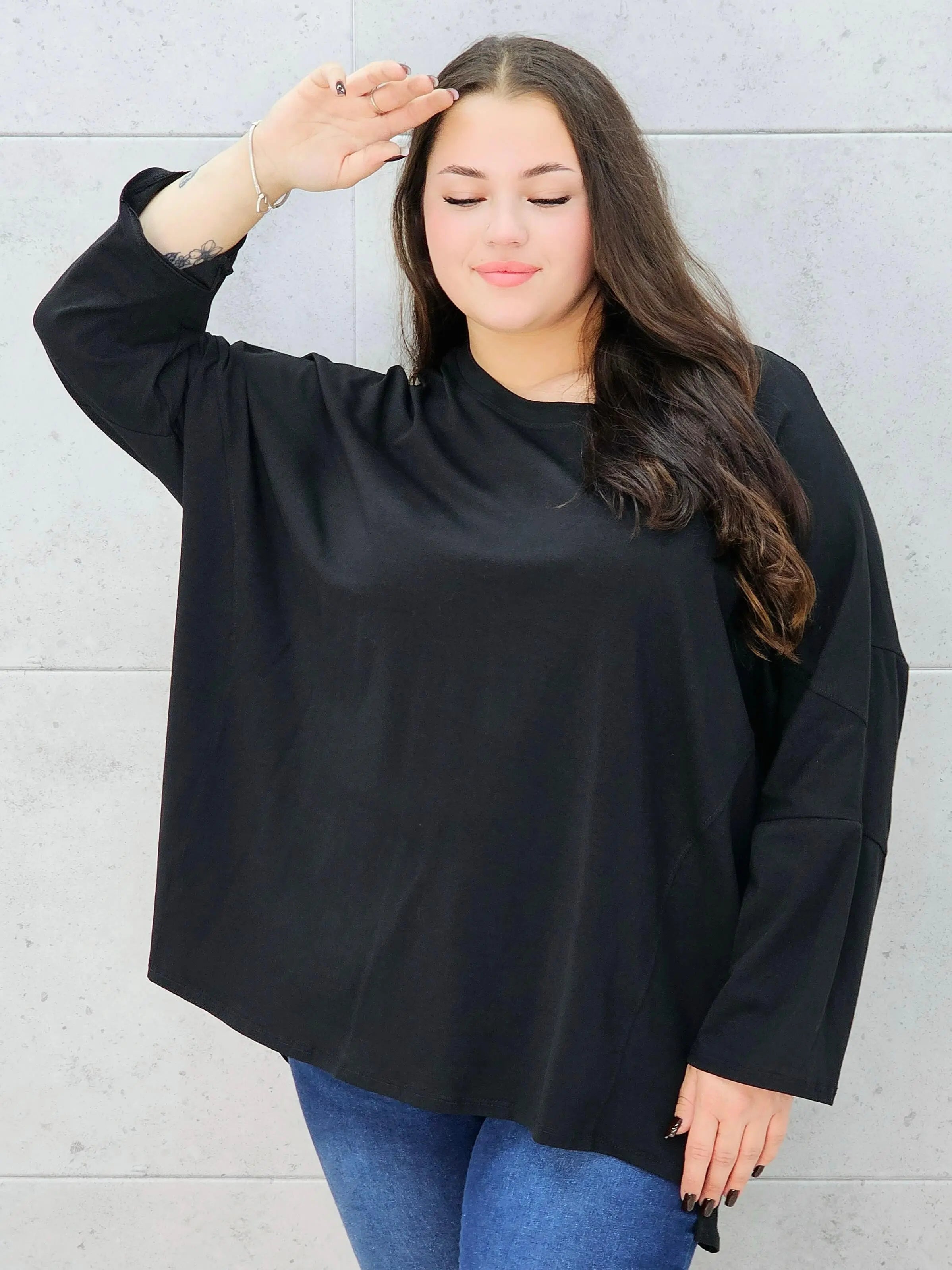 czarna bluzka basic oversize – przód i rękawy z bliska