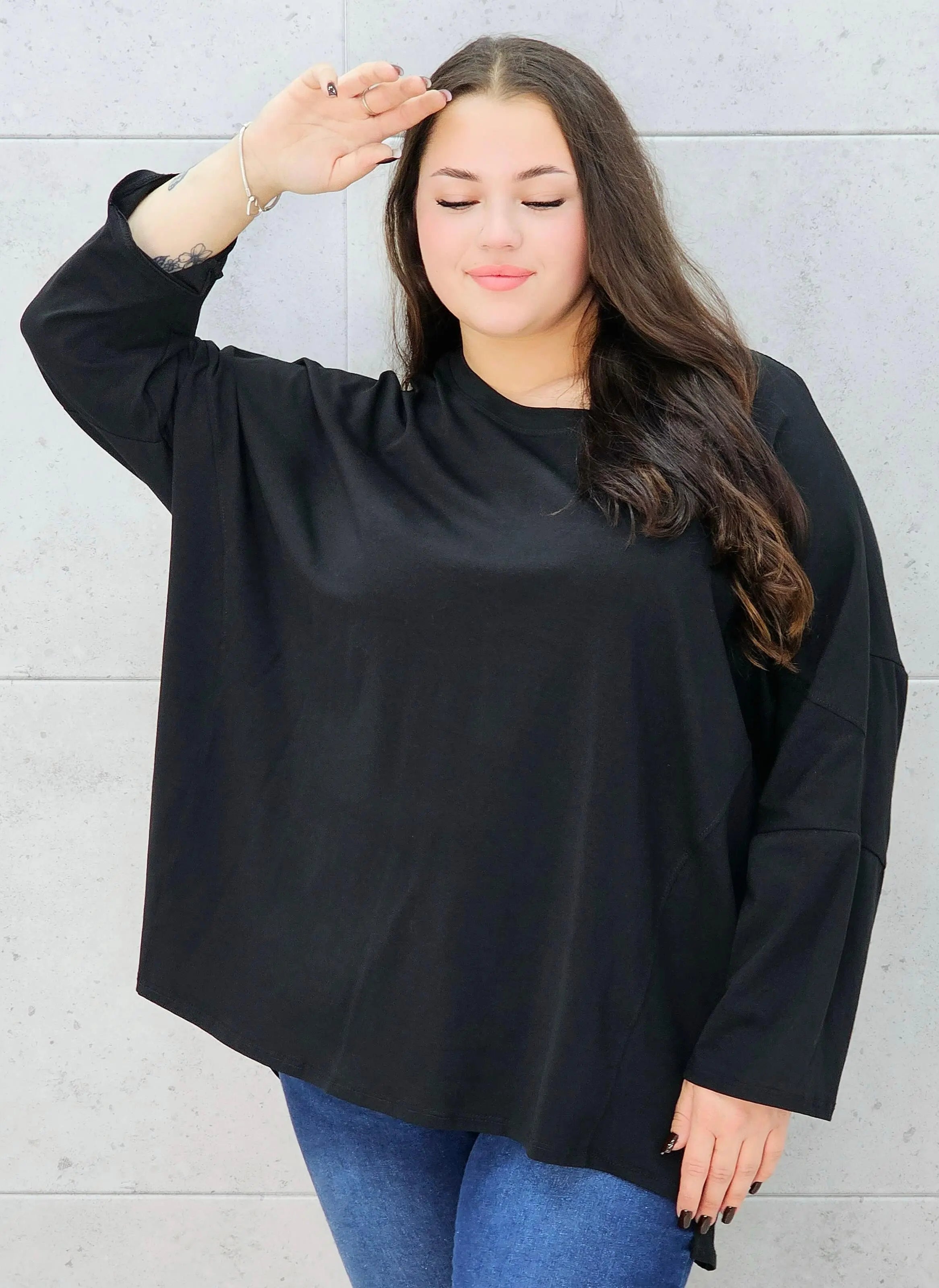 czarna bluzka basic oversize – przód i rękawy z bliska