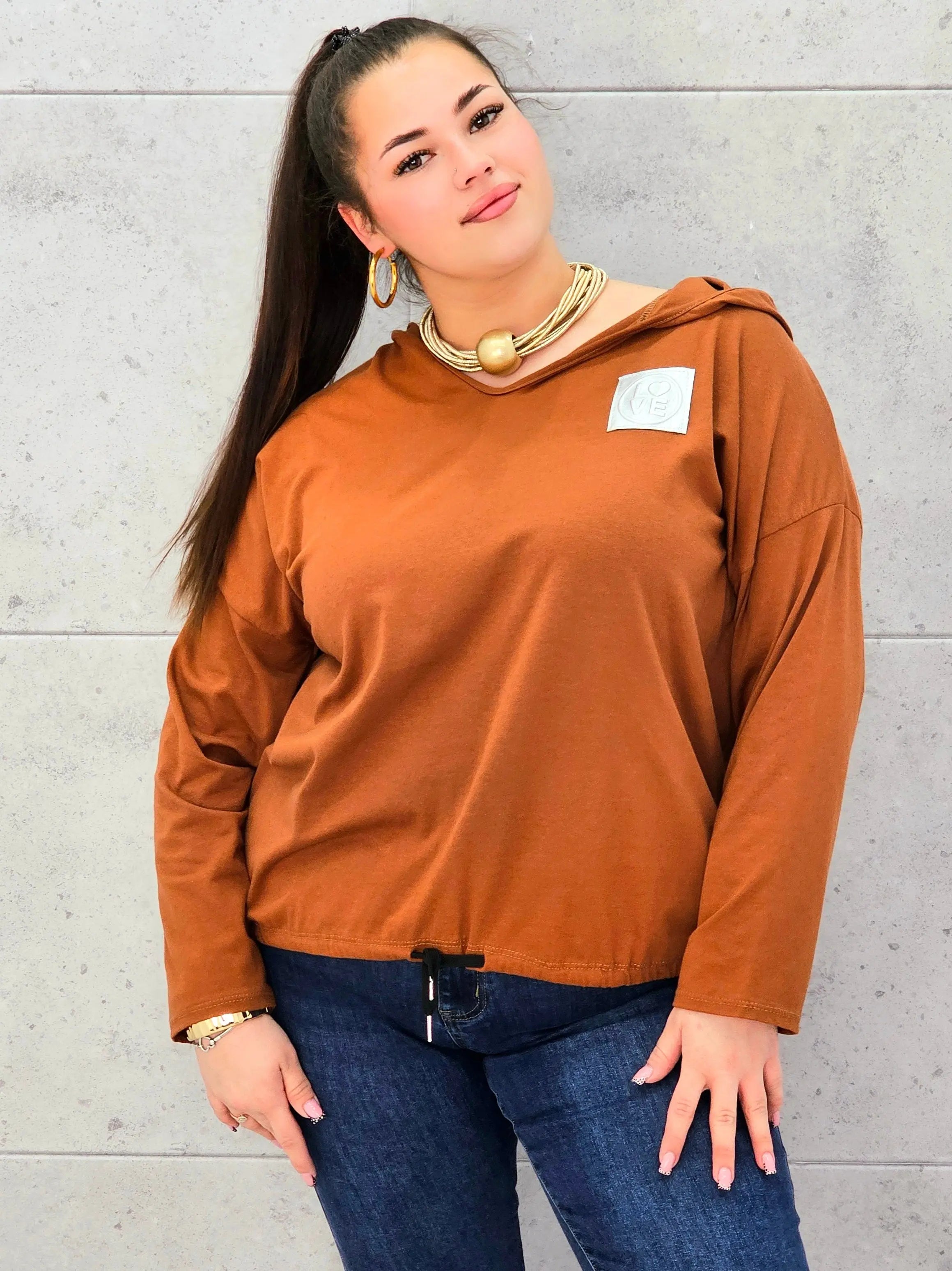 Bluzka plus size StylowaXL – brązowa bluzka z kapturem i miejskim stylem Stylowa XL
