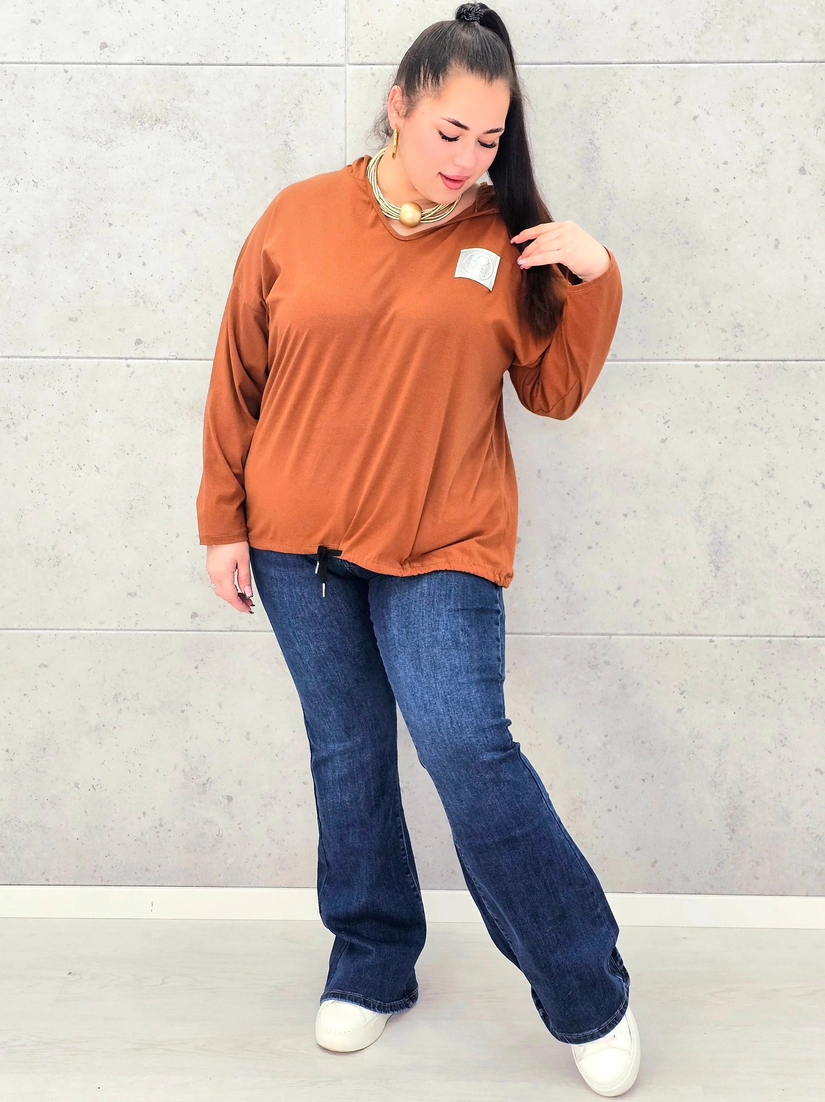 Bluzka plus size StylowaXL – brązowa bluzka z kapturem i miejskim stylem Stylowa XL