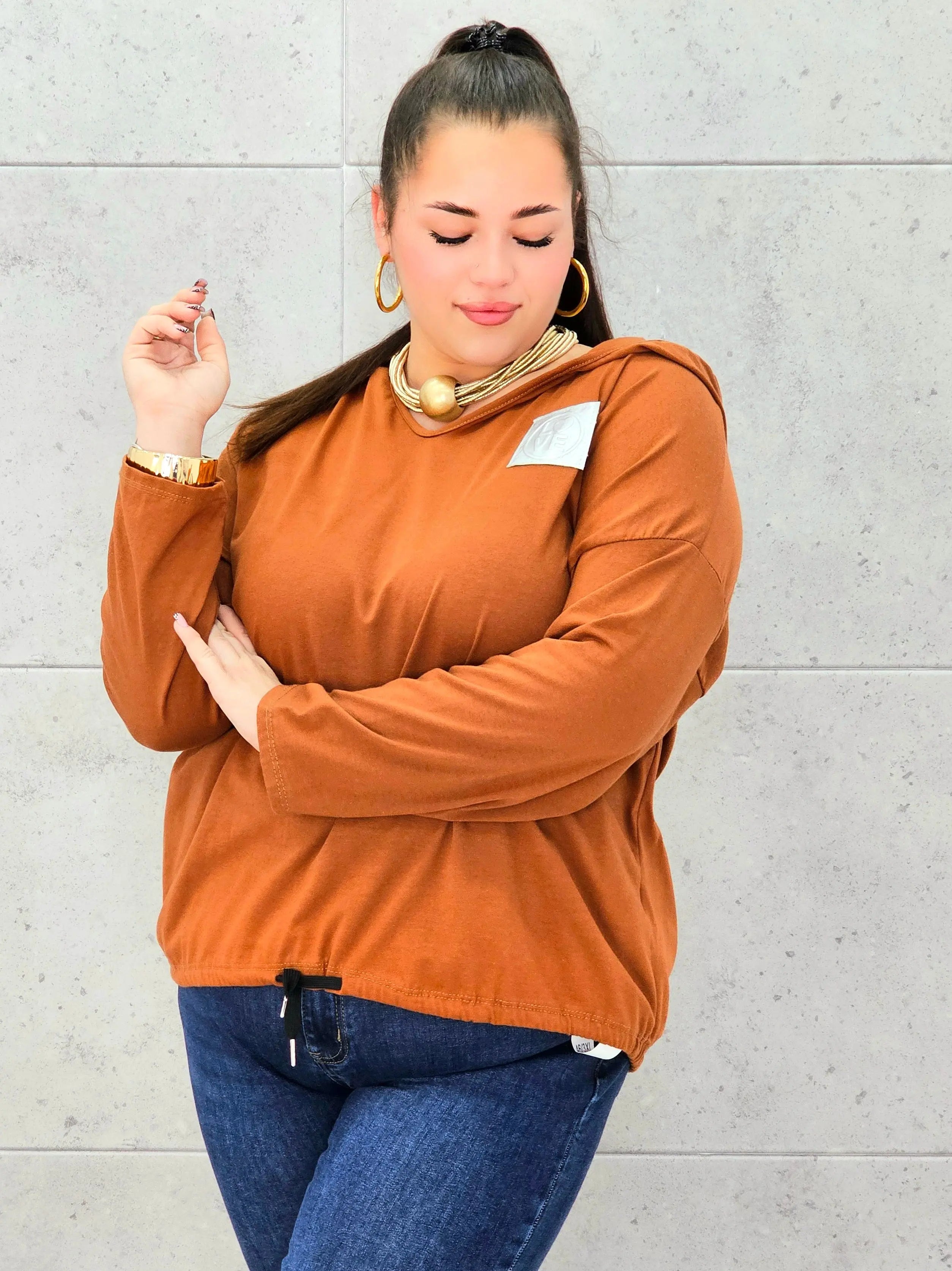 Bluzka plus size StylowaXL – brązowa bluzka z kapturem i miejskim stylem Stylowa XL