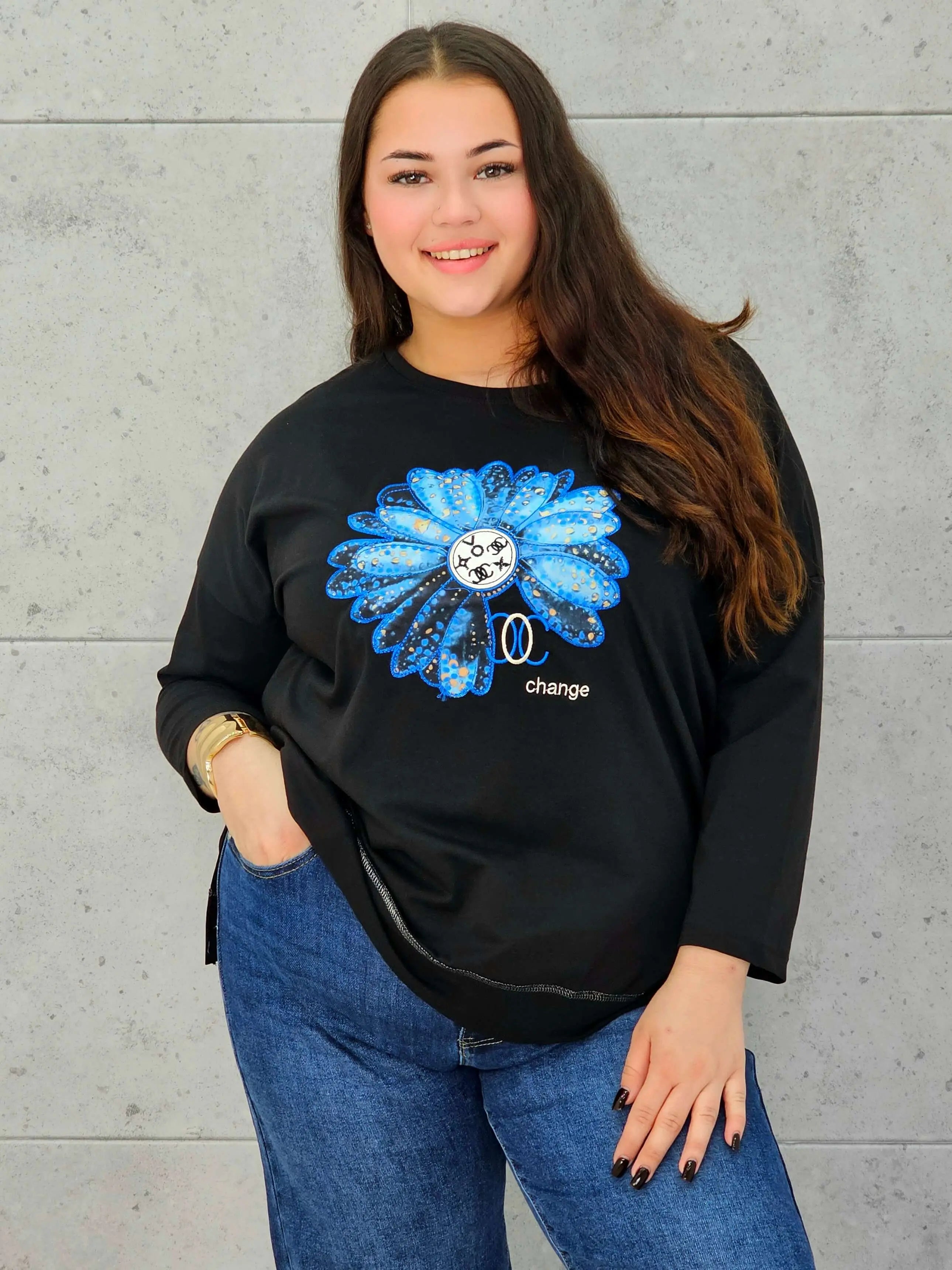 Bluzka plus size StylowaXL – z niebieskim kwiatem i błyszczącym nadrukiem - Stylowa XL