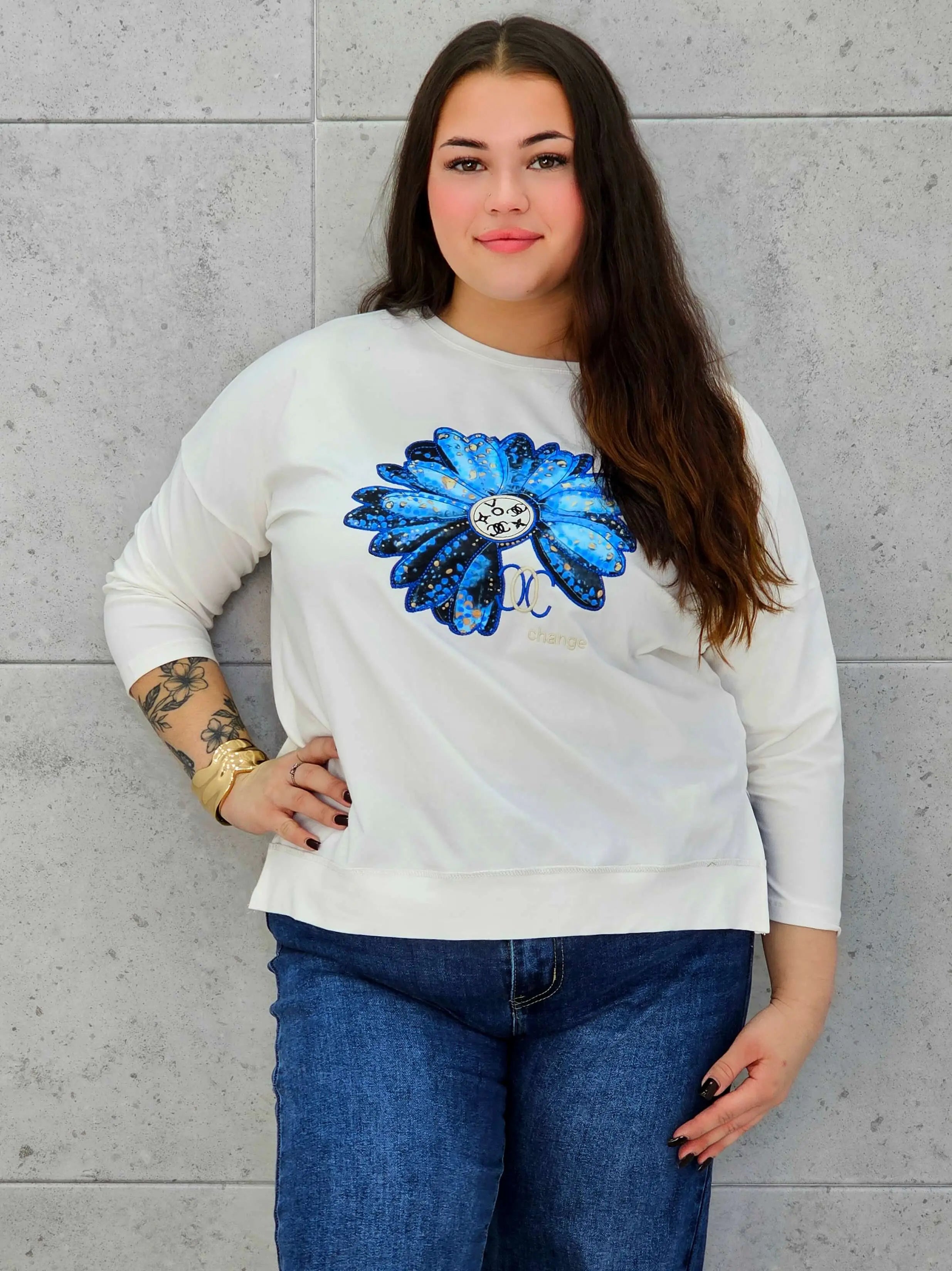 Bluzka plus size StylowaXL – z niebieskim kwiatem i błyszczącym nadrukiem - Stylowa XL