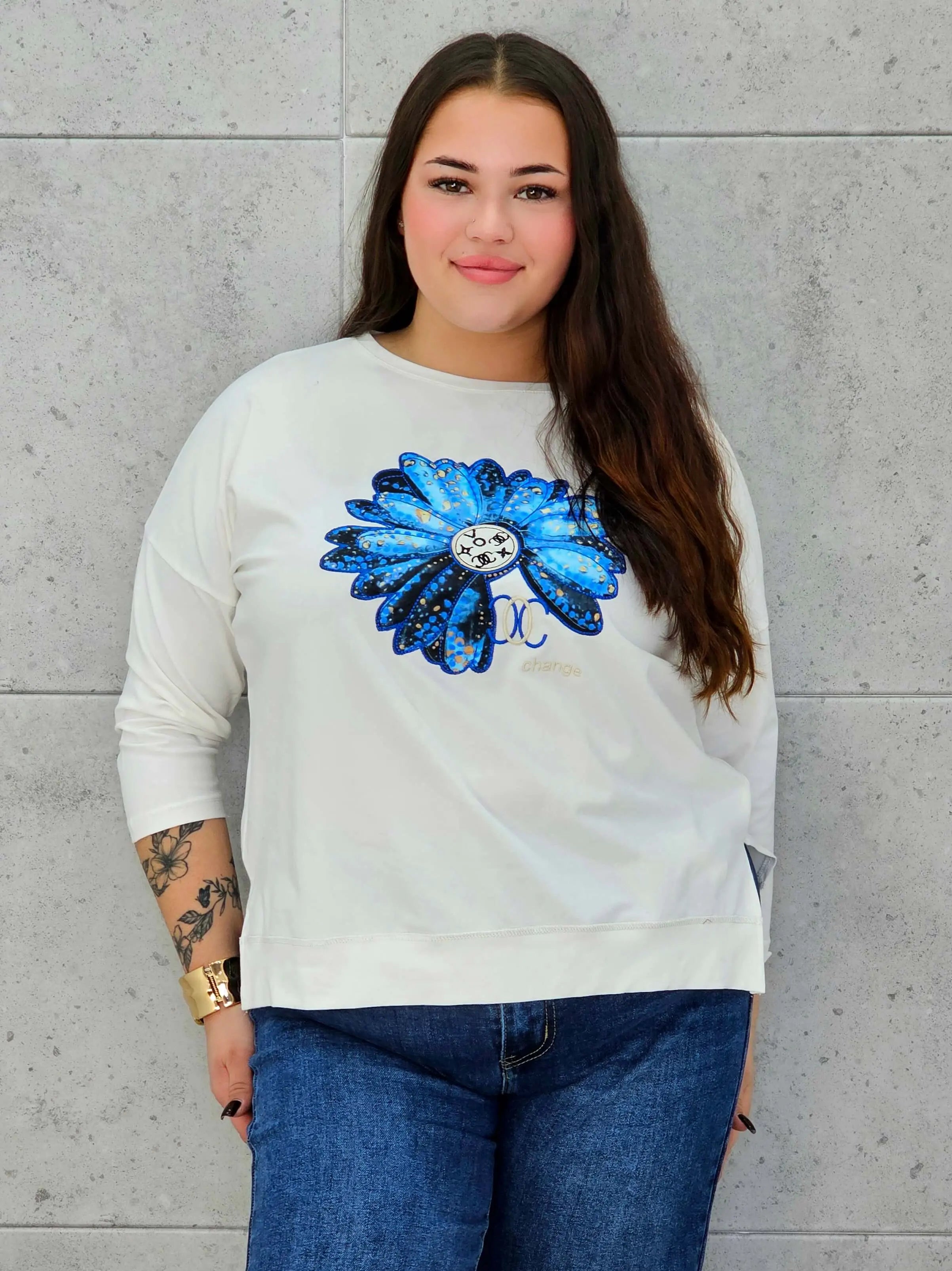 Bluzka plus size StylowaXL – z niebieskim kwiatem i błyszczącym nadrukiem - Stylowa XL