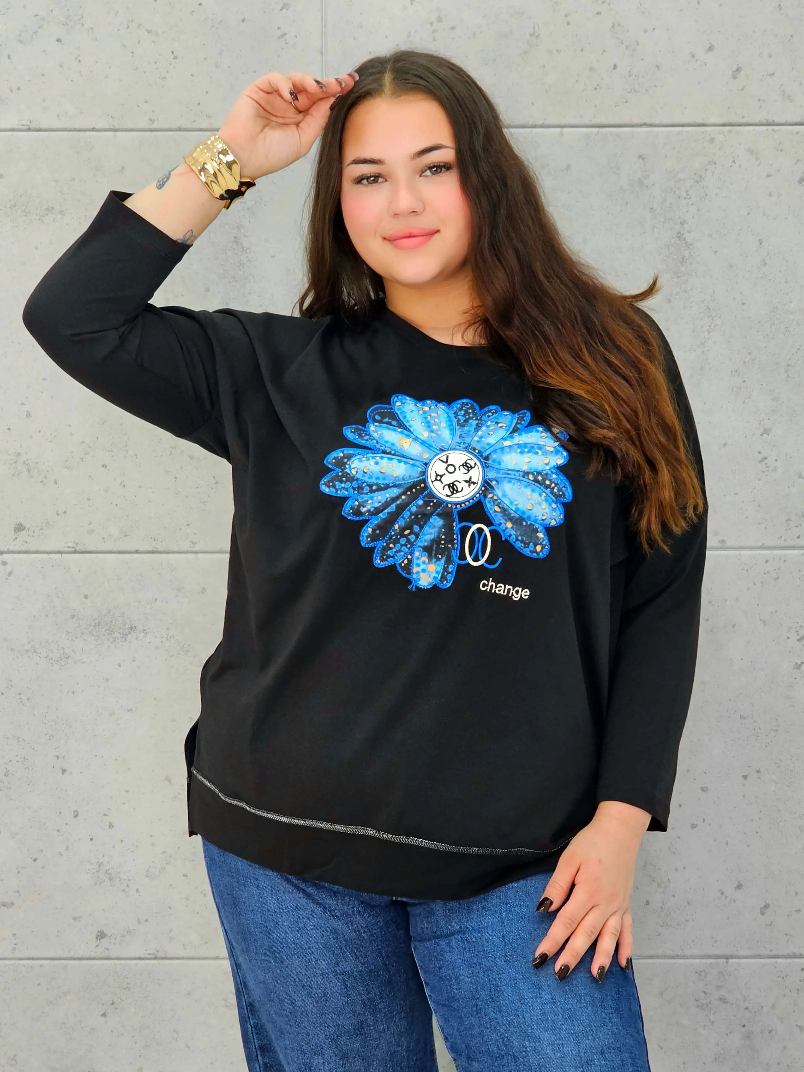 Bluzka plus size StylowaXL – z niebieskim kwiatem i błyszczącym nadrukiem - Stylowa XL